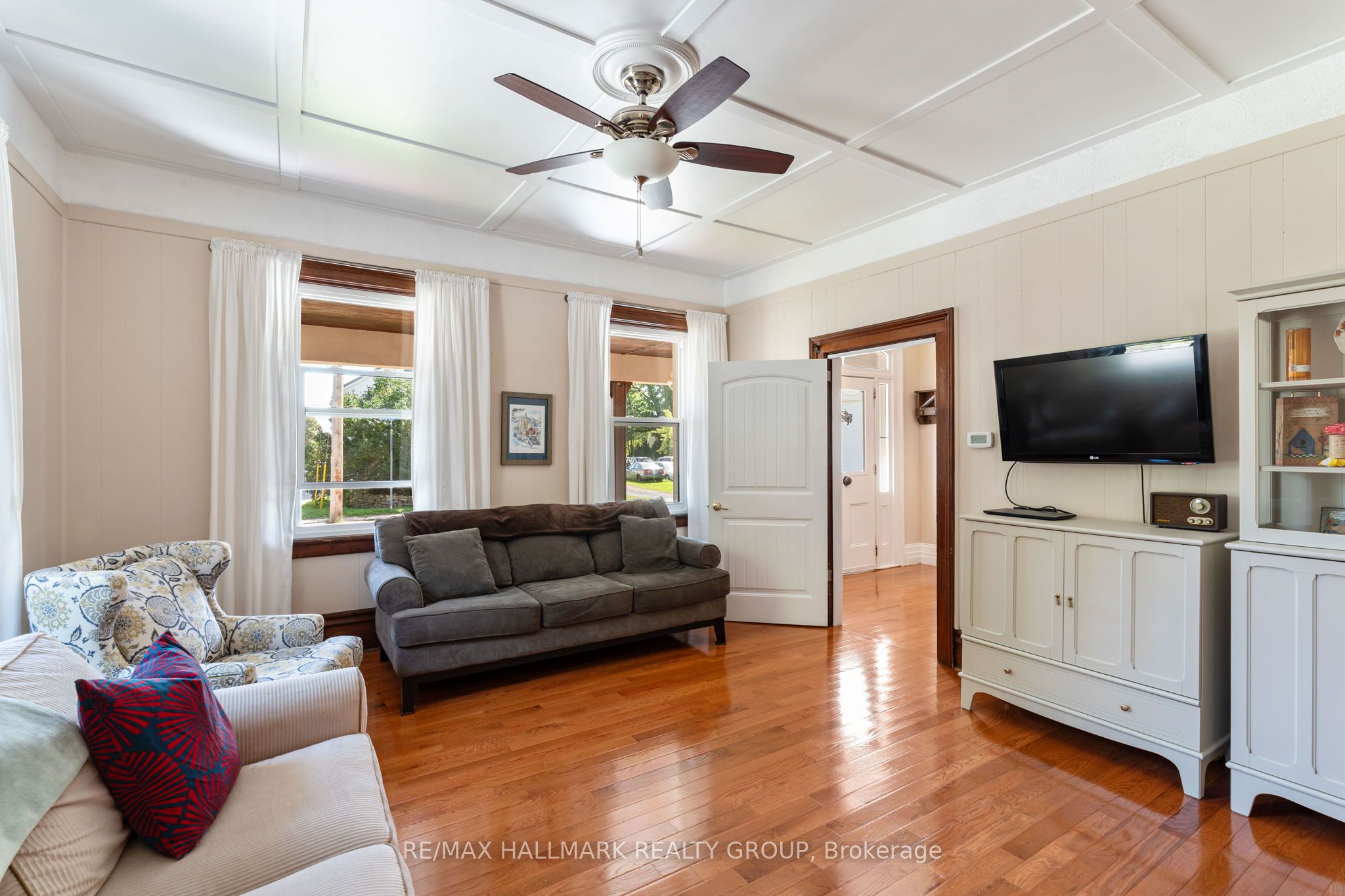 404 Henry Street W Property Photo 8
