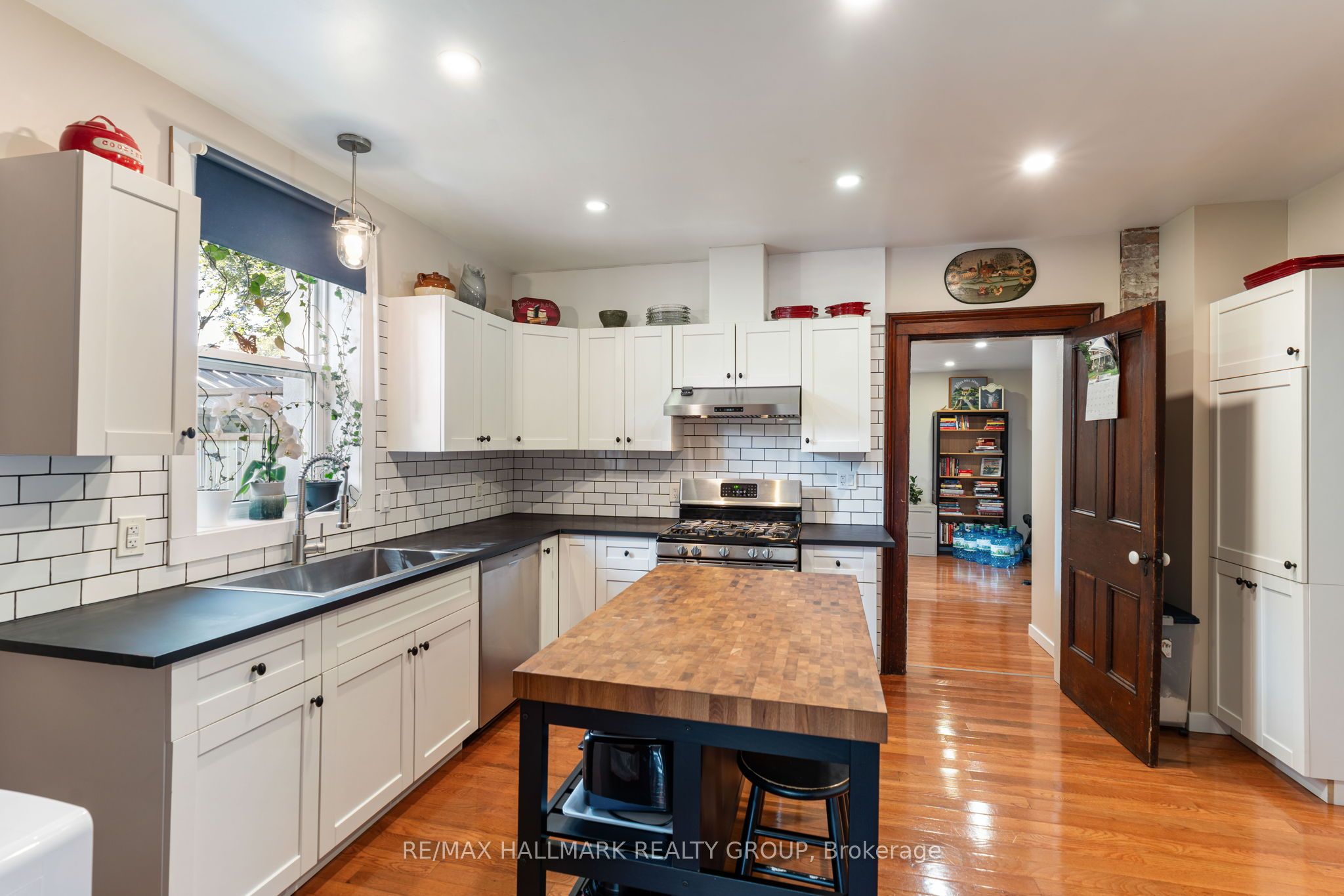 404 Henry Street W Property Photo 16