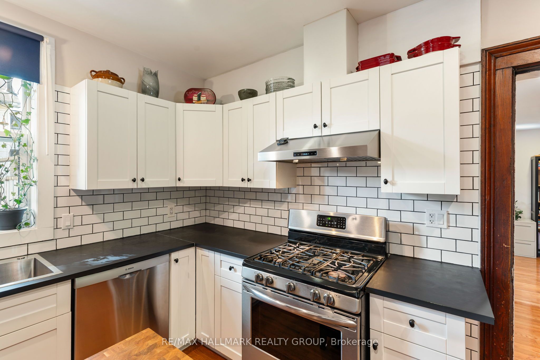 404 Henry Street W Property Photo 20