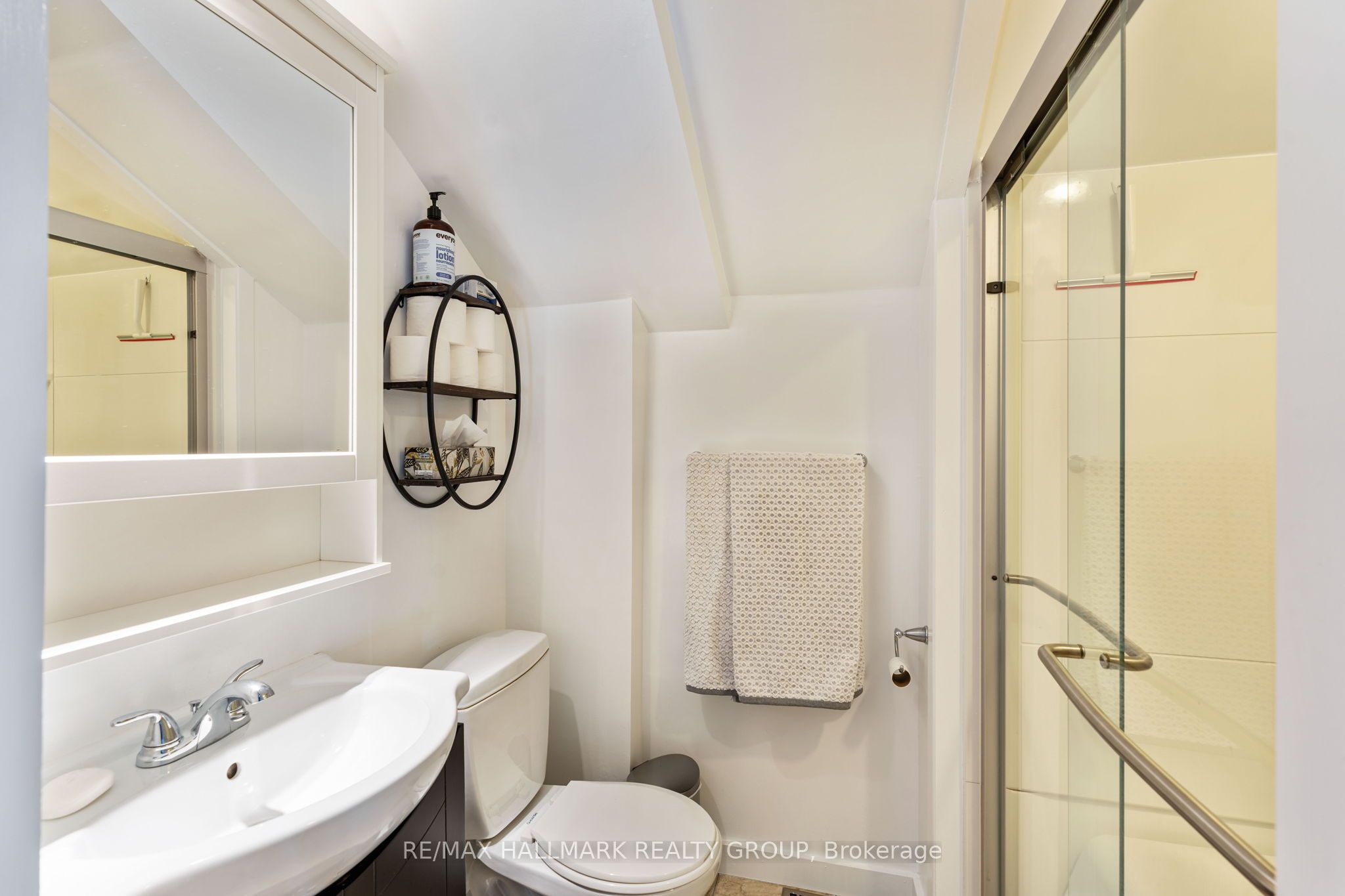404 Henry Street W Property Photo 34