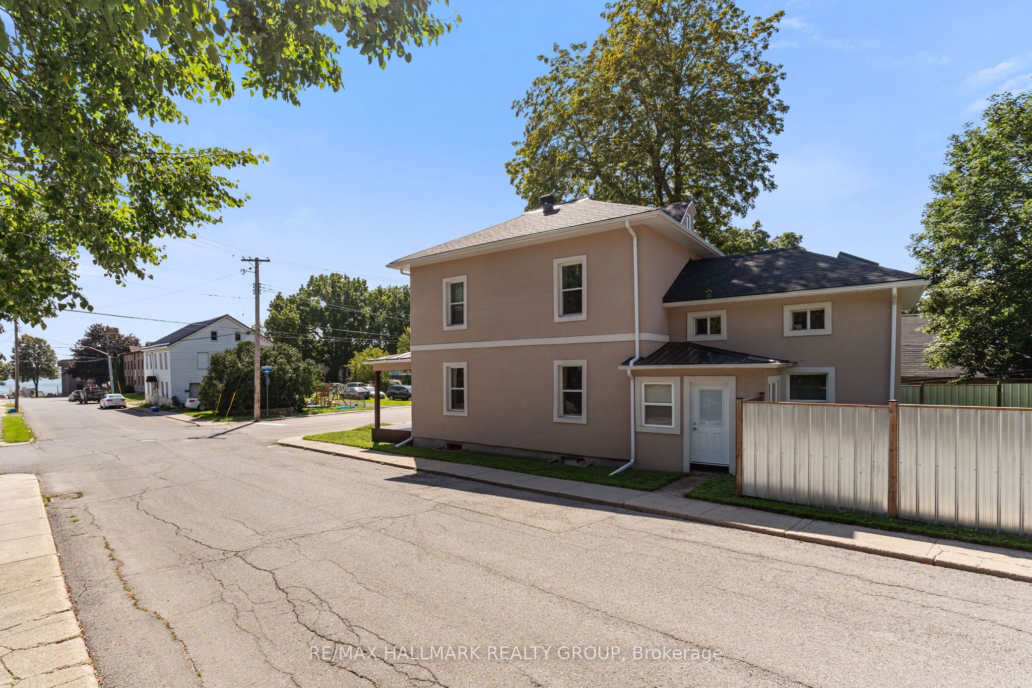 404 Henry Street W Property Photo 40