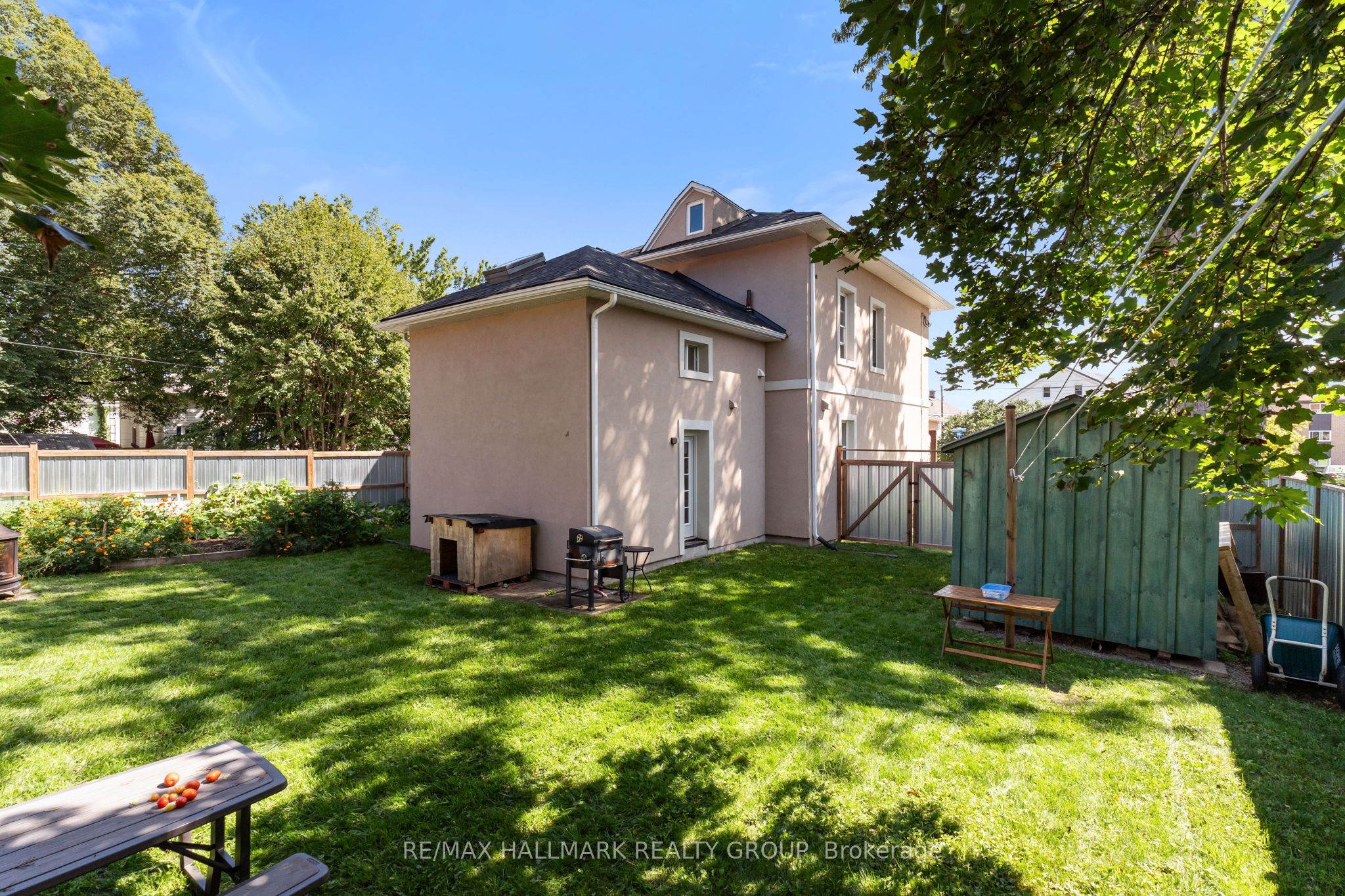 404 Henry Street W Property Photo 41