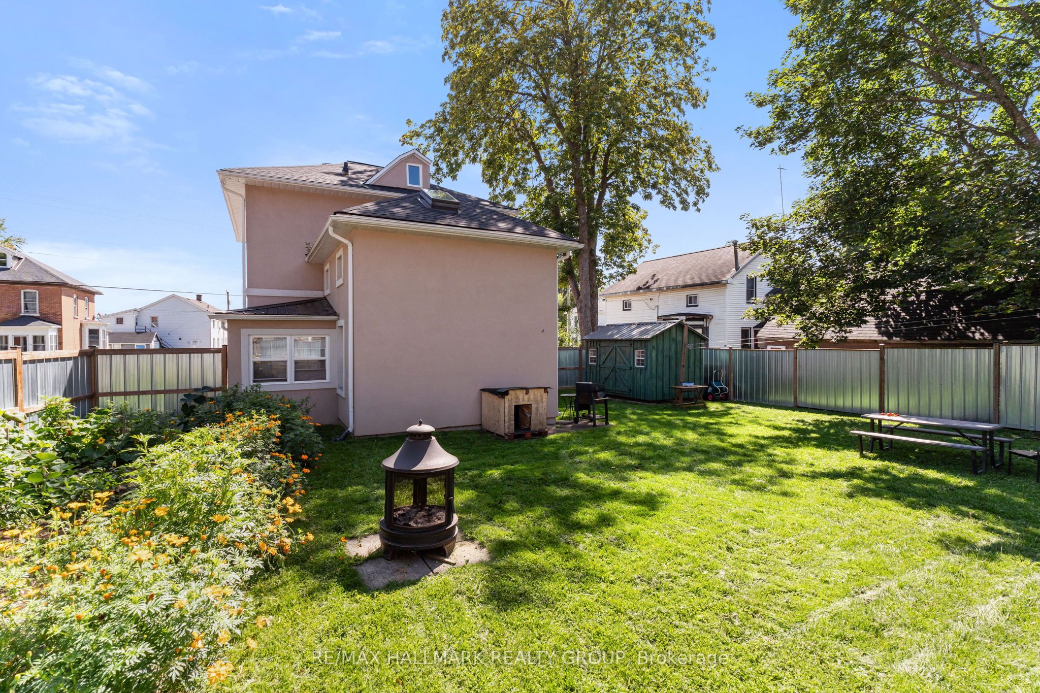 404 Henry Street W Property Photo 42