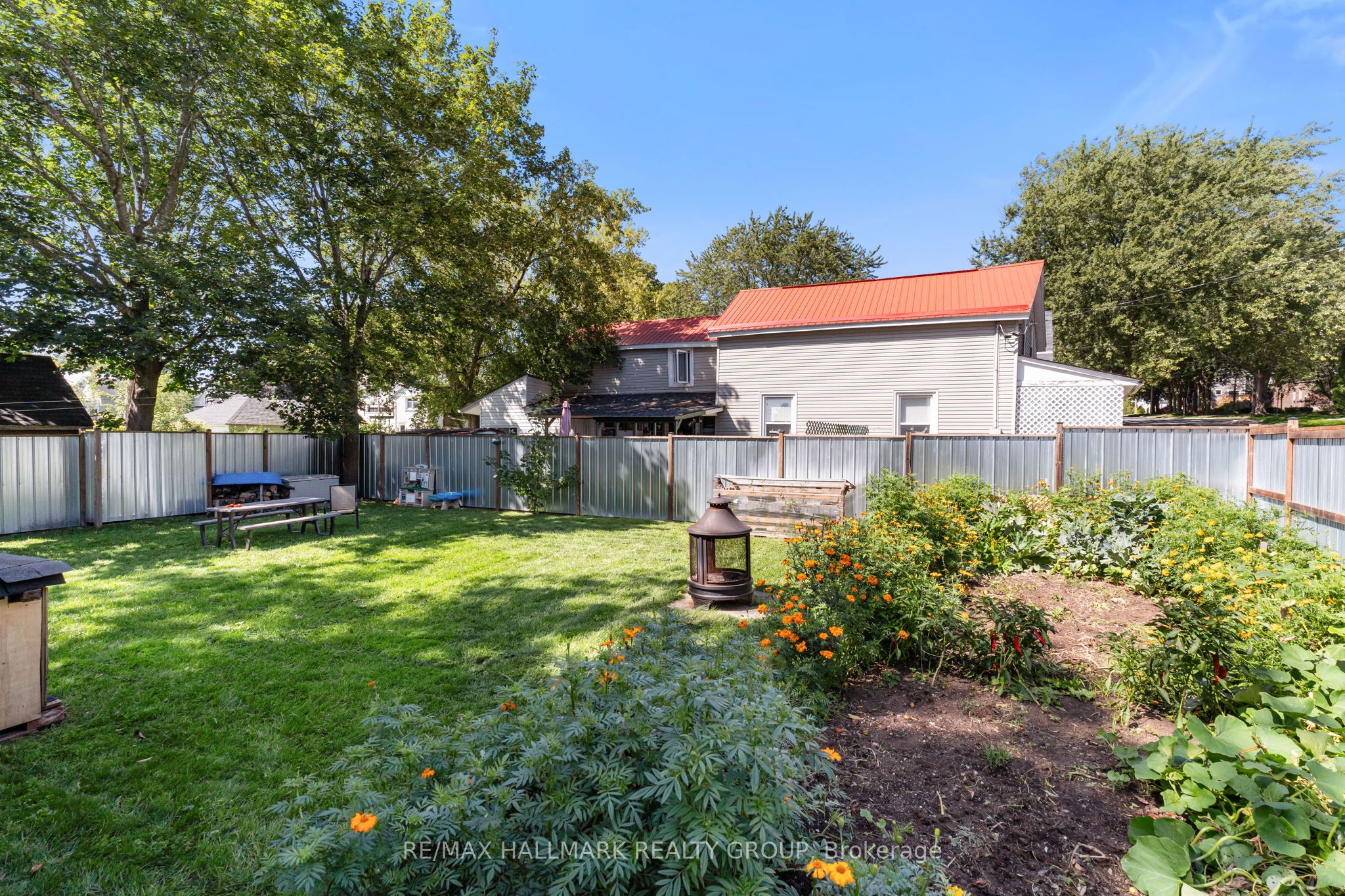 404 Henry Street W Property Photo 43