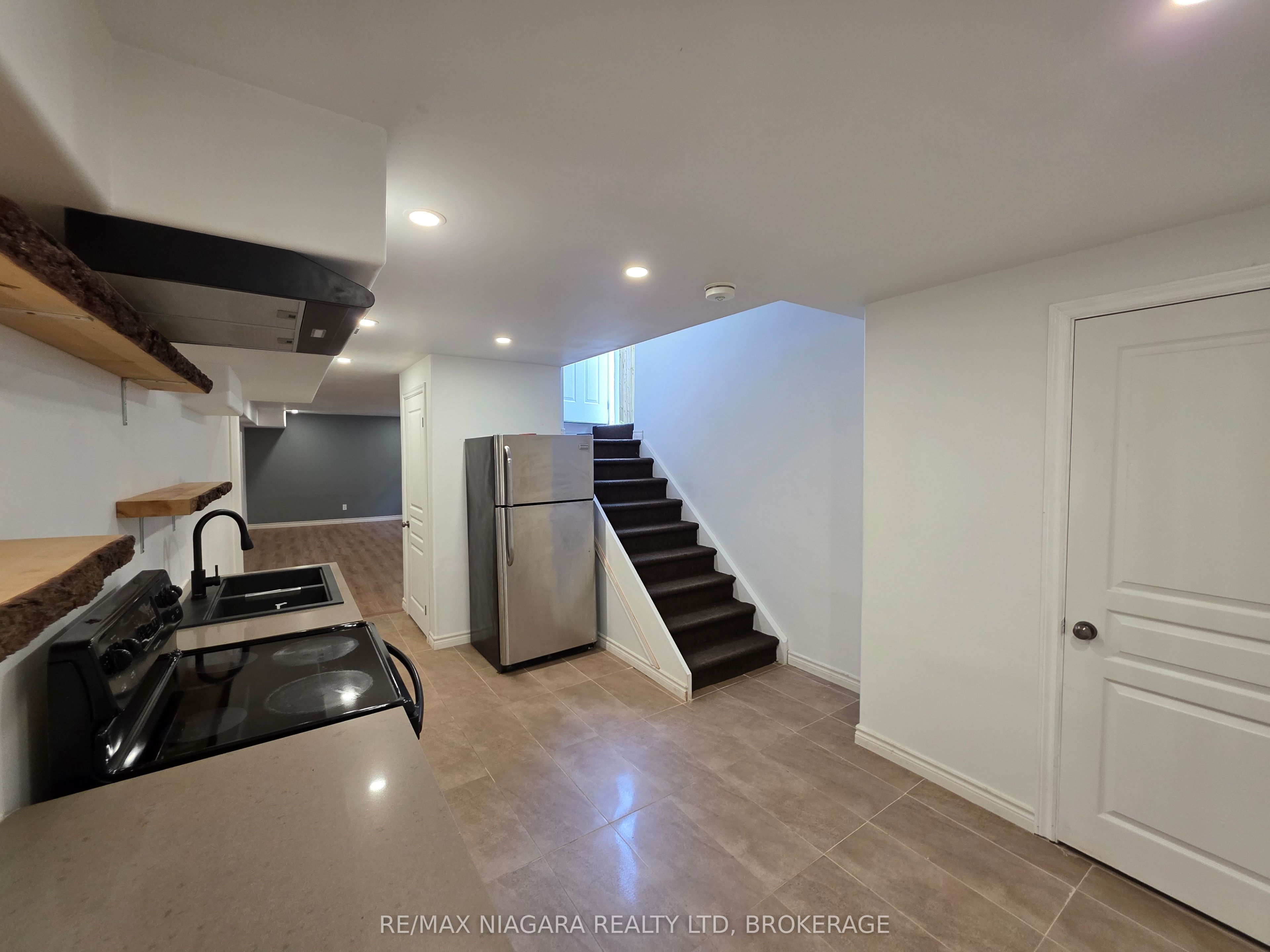 8383 Heikoop Crescent Lower Level Property Photo 4