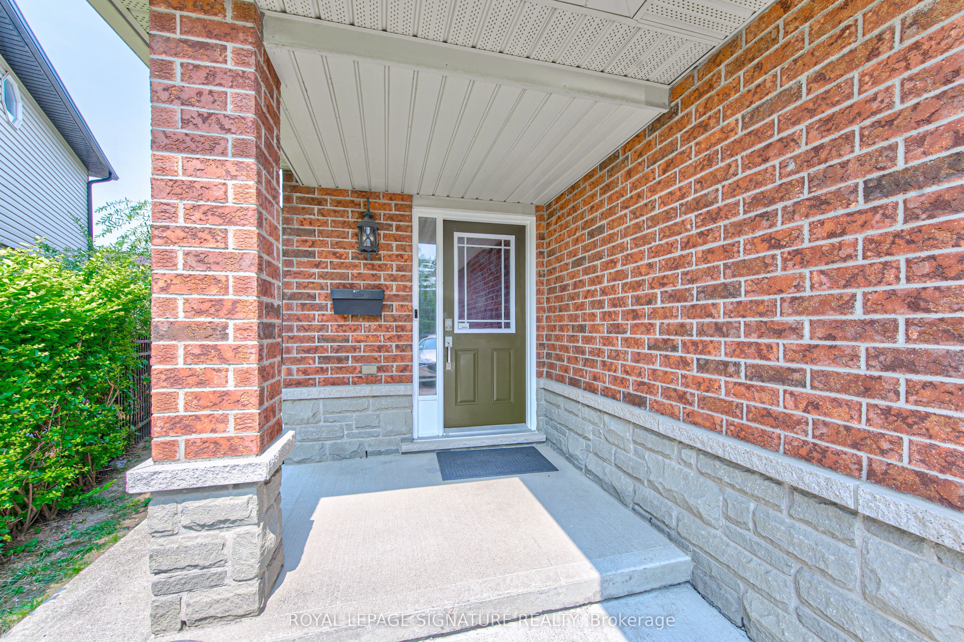 270 Springvalley Crescent Property Photo 3