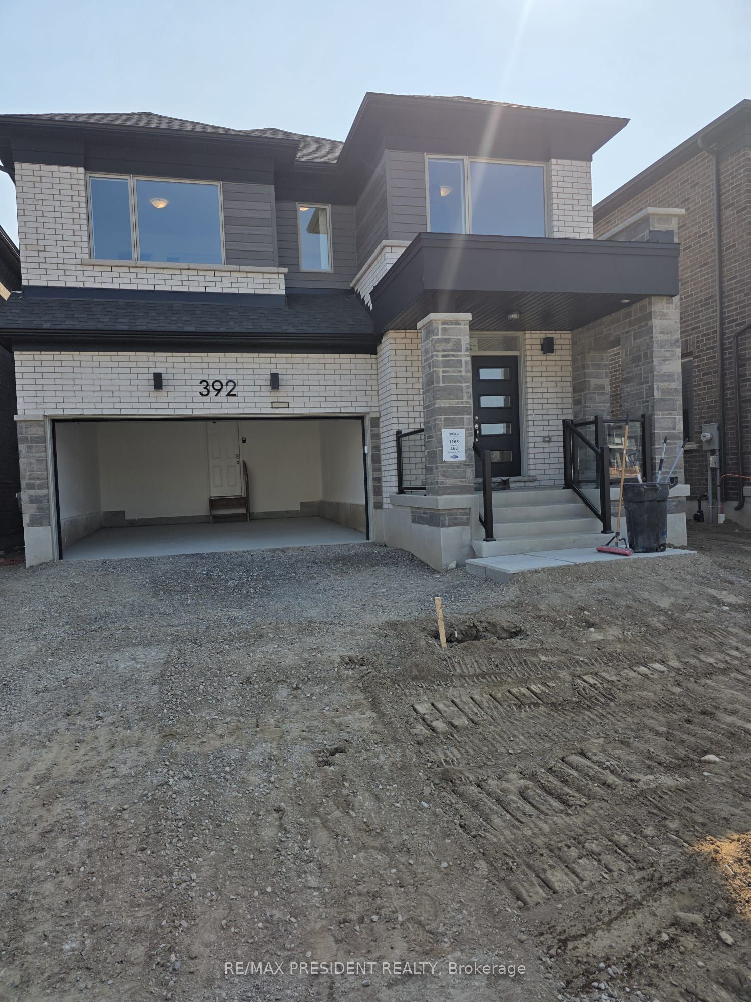 392 Sandymount Street E Property Photo 1