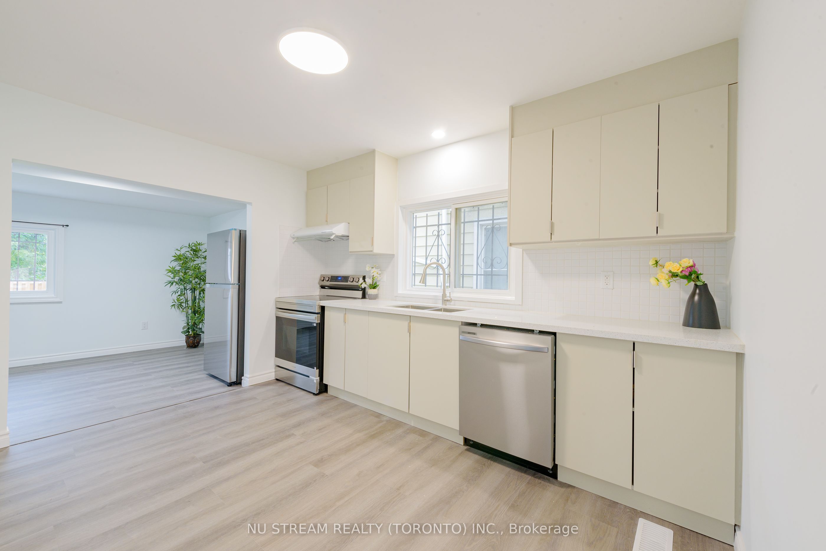 941 Cataraqui Street Property Photo 3