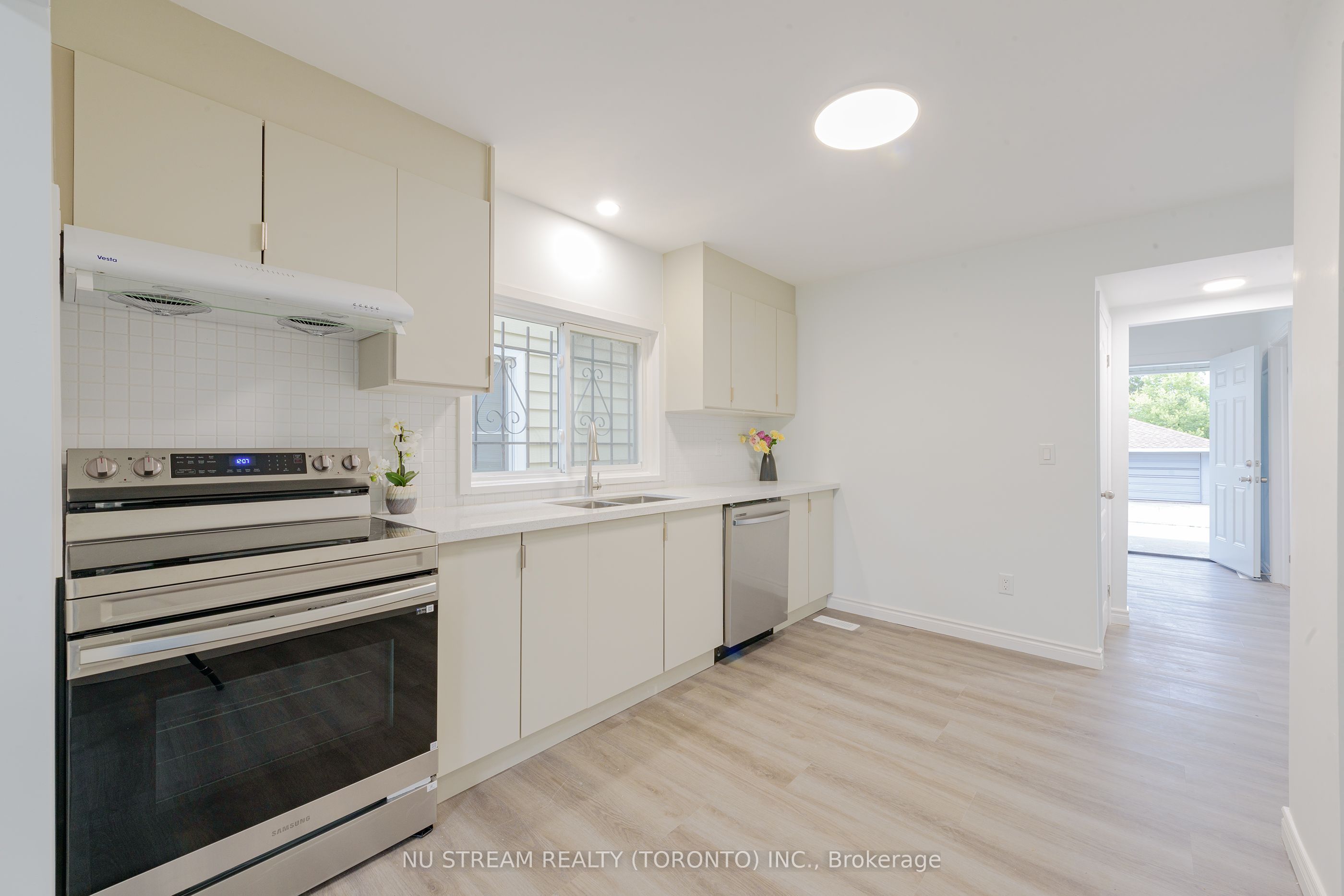 941 Cataraqui Street Property Photo 4