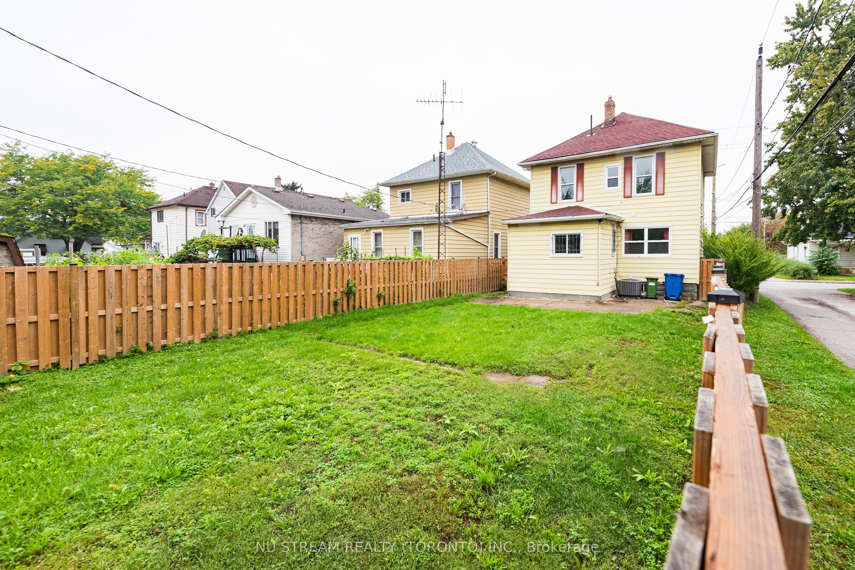941 Cataraqui Street Property Photo 33