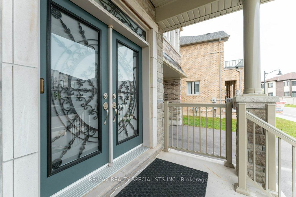 7 Grierson Trail Upper Property Photo 3