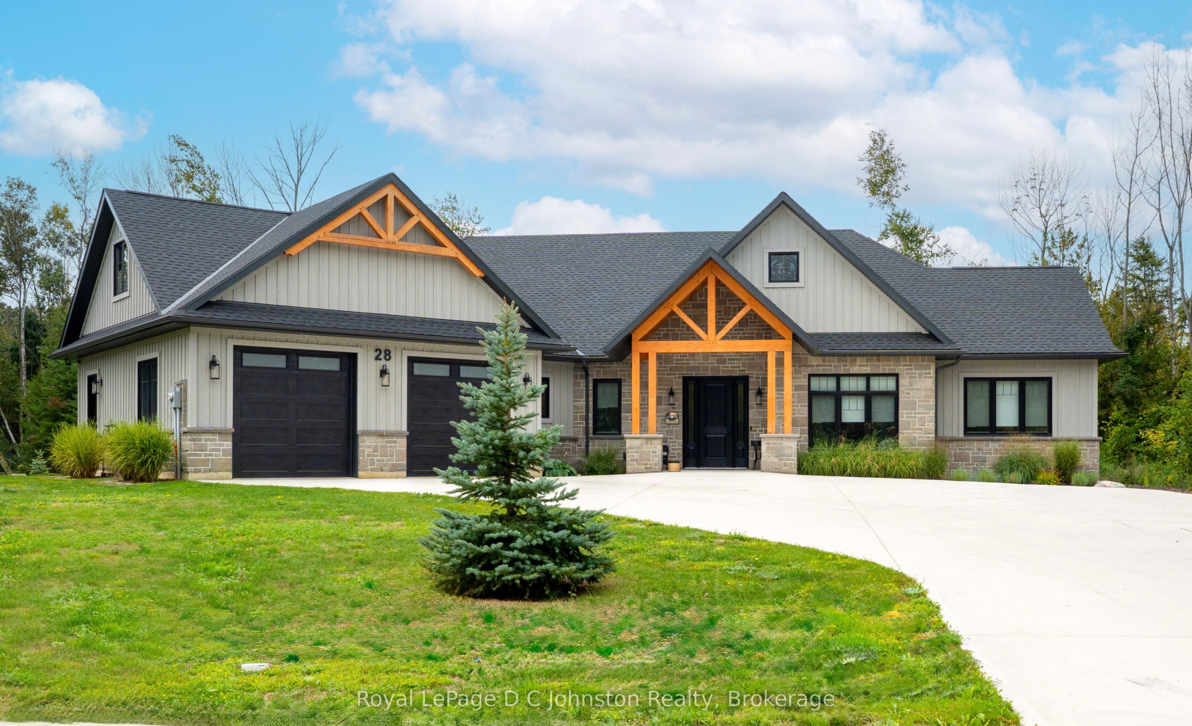 28 Lakeside Woods Crescent Property Photo 1