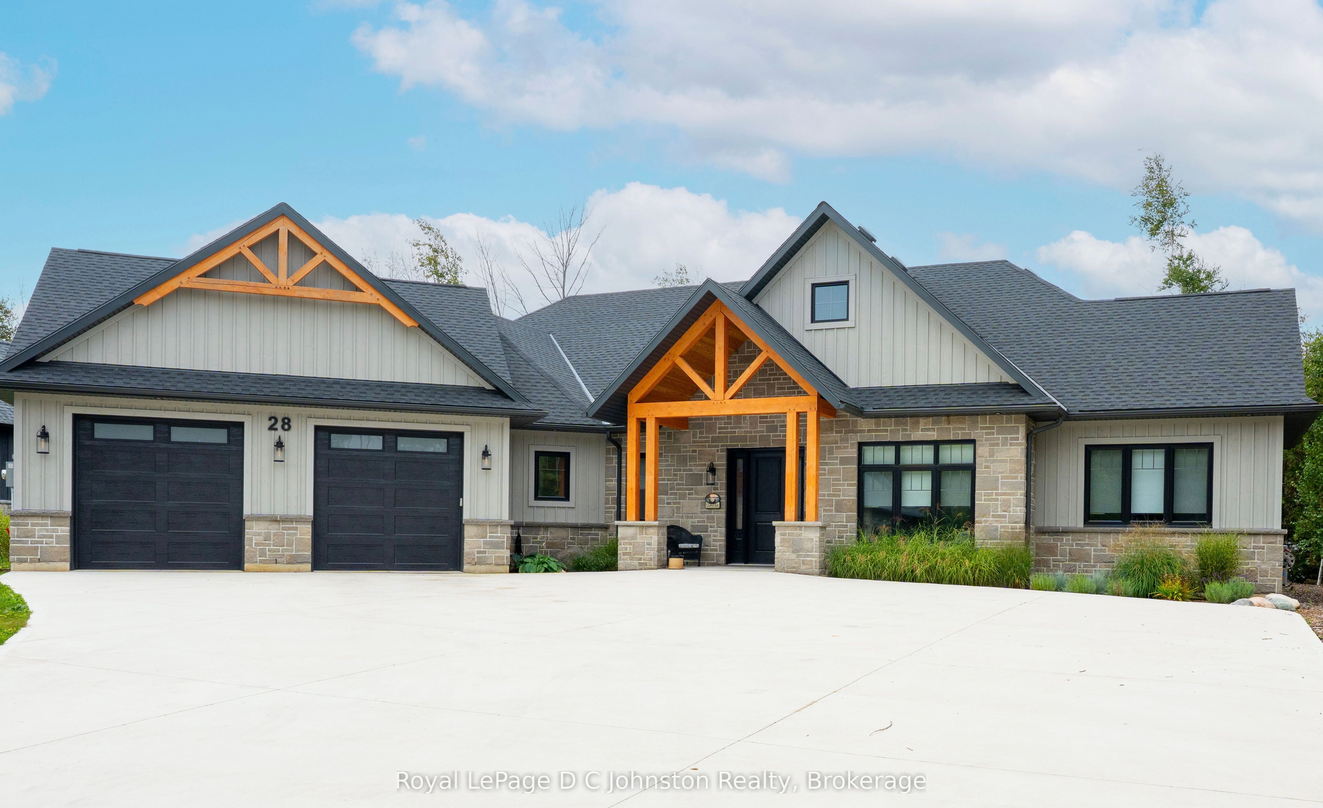 28 Lakeside Woods Crescent Property Photo 3