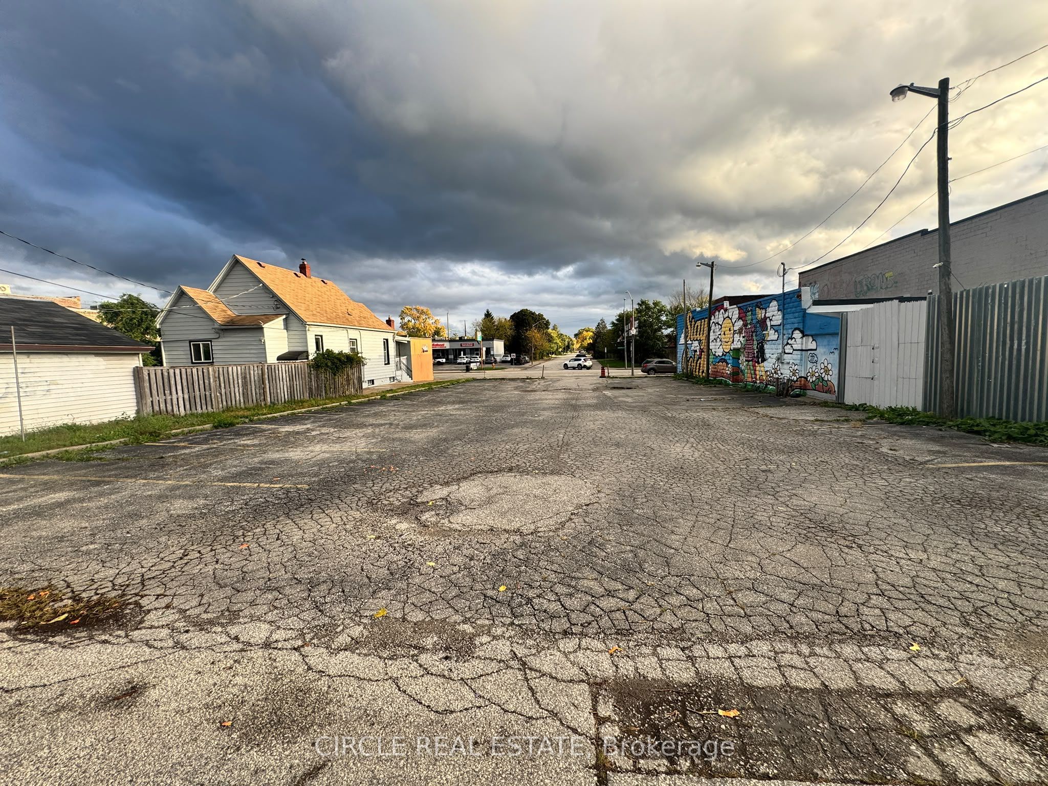 1092 Wyandotte Street E Property Photo 2