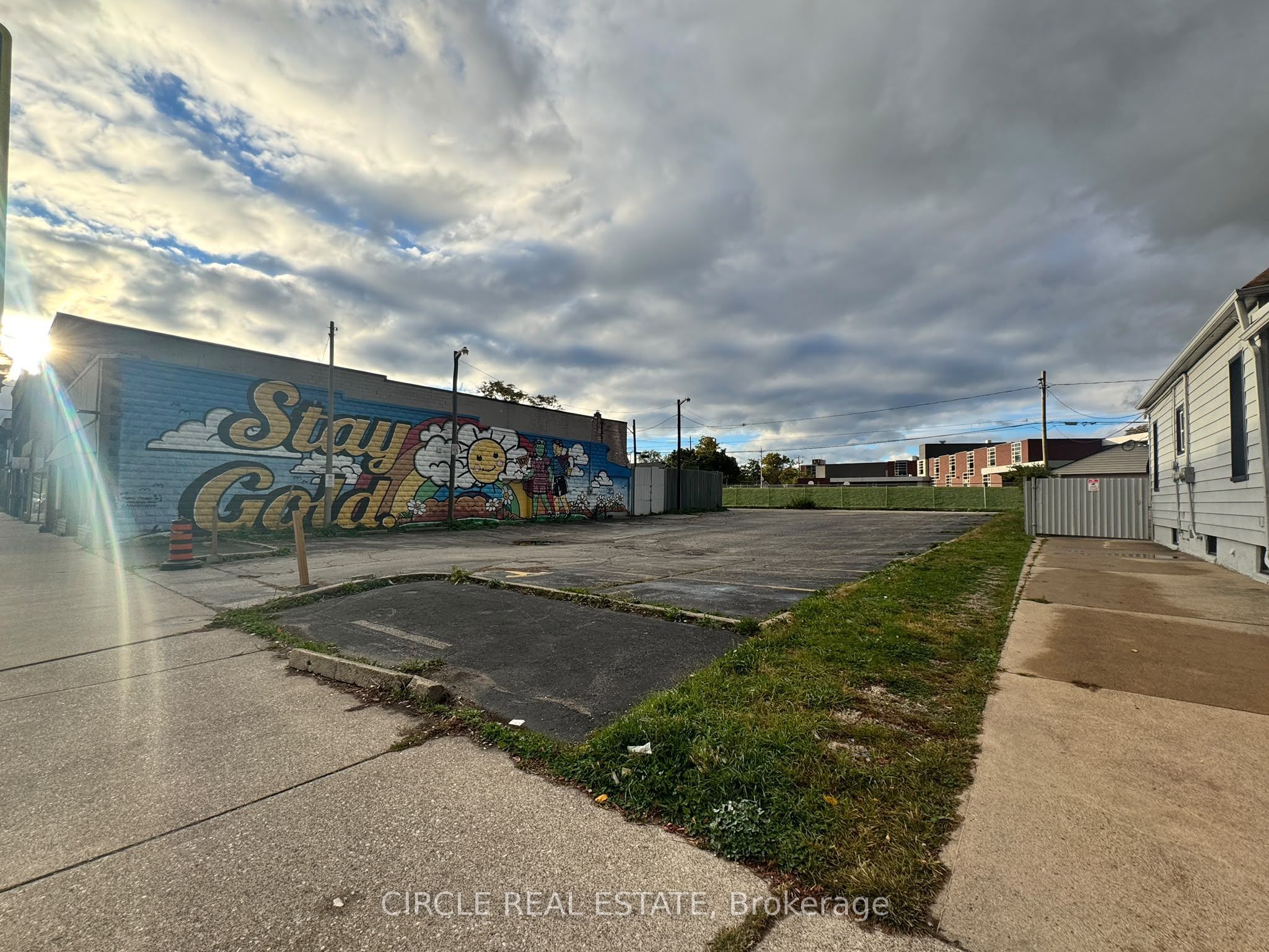 1092 Wyandotte Street E Property Photo 4