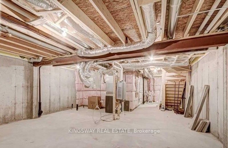 16 Bradbury Road W Property Photo 8