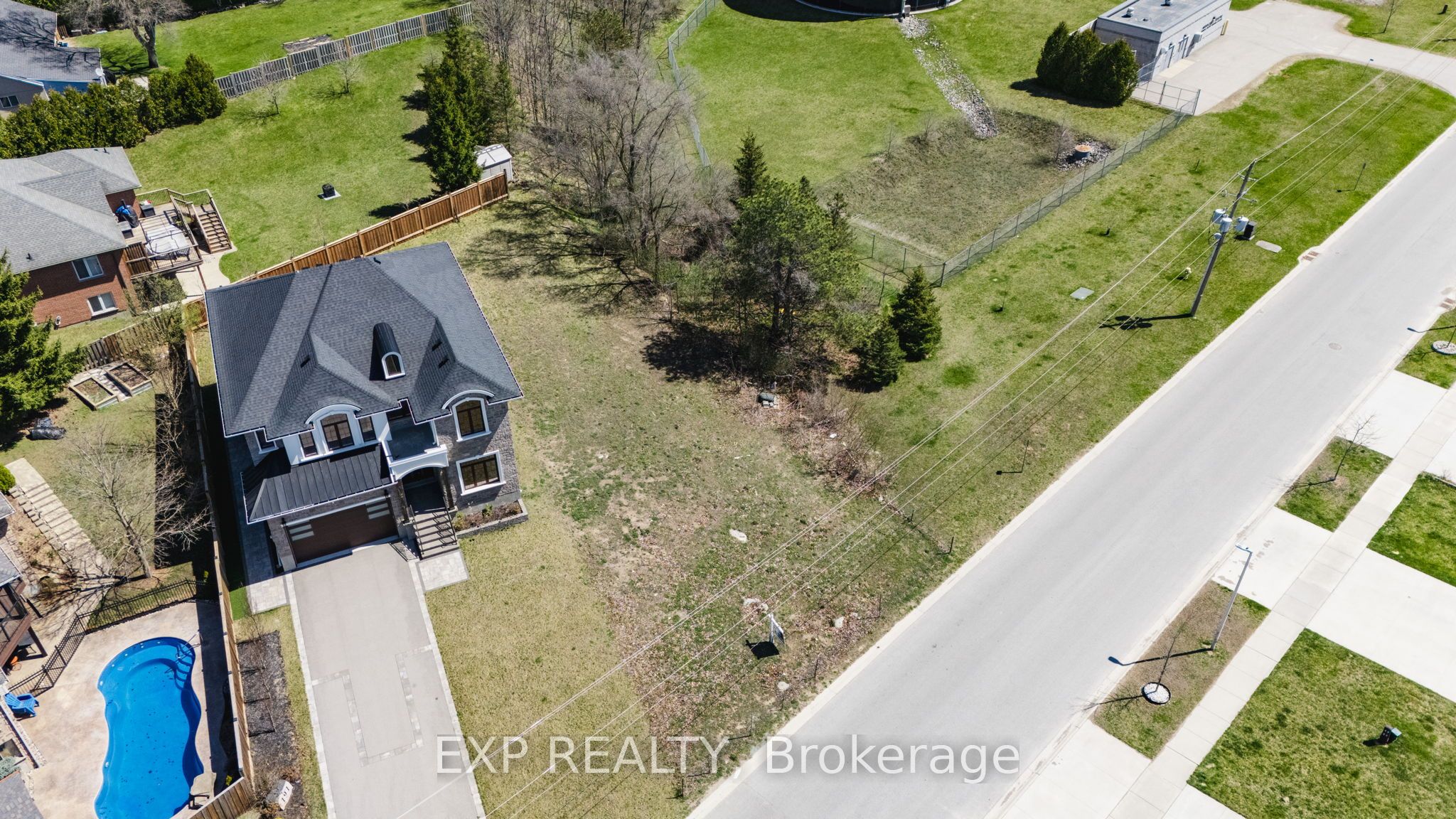 187 Queen Street Property Photo 11