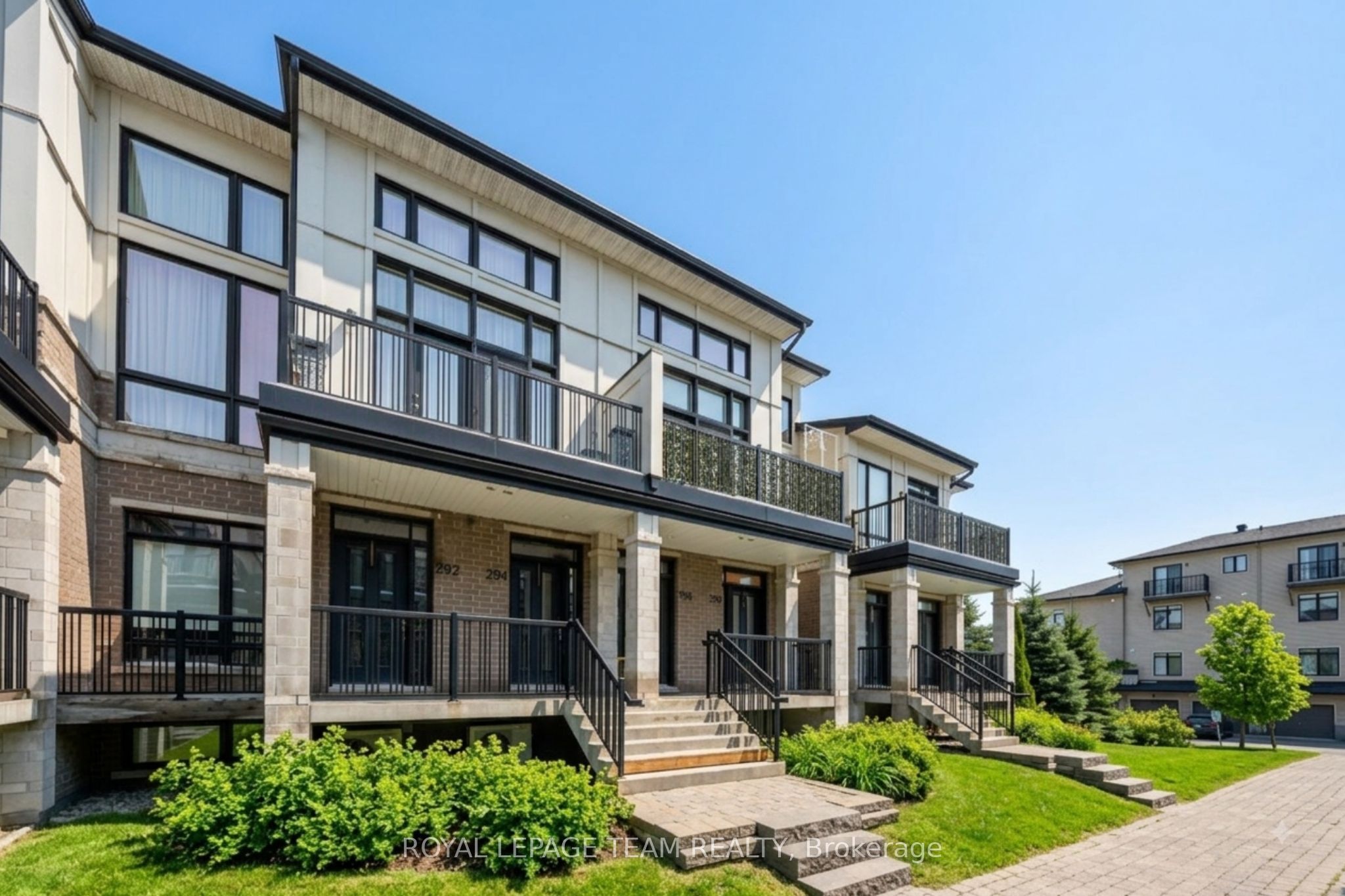 298 Pembina Private Property Photo 4