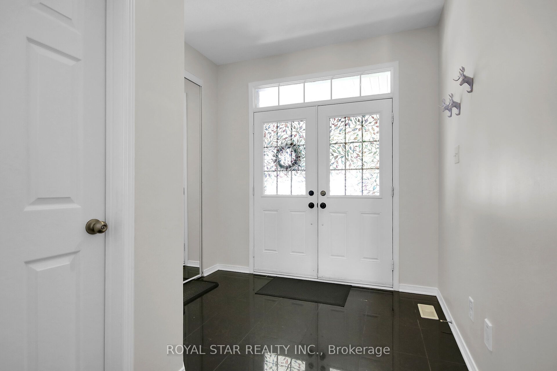 512 Stonechurch Way Property Photo 4