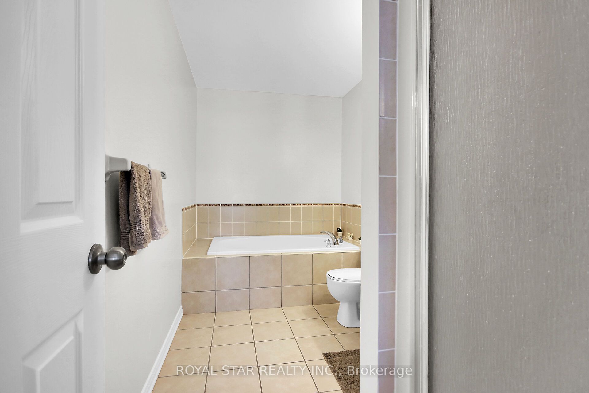 512 Stonechurch Way Property Photo 33