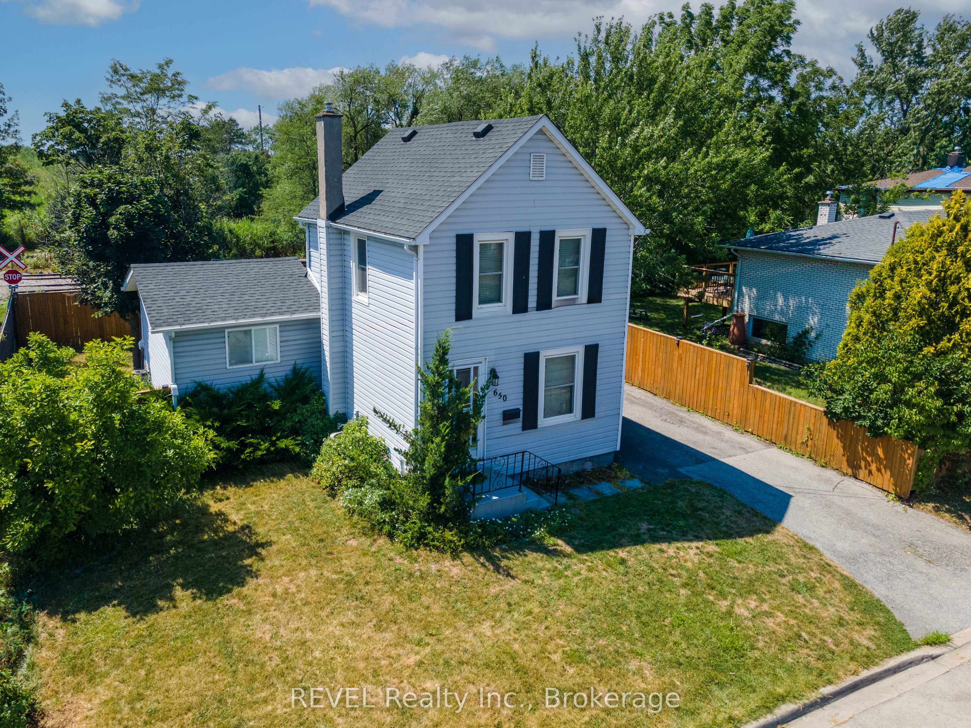 650 Deere Street Property Photo 2