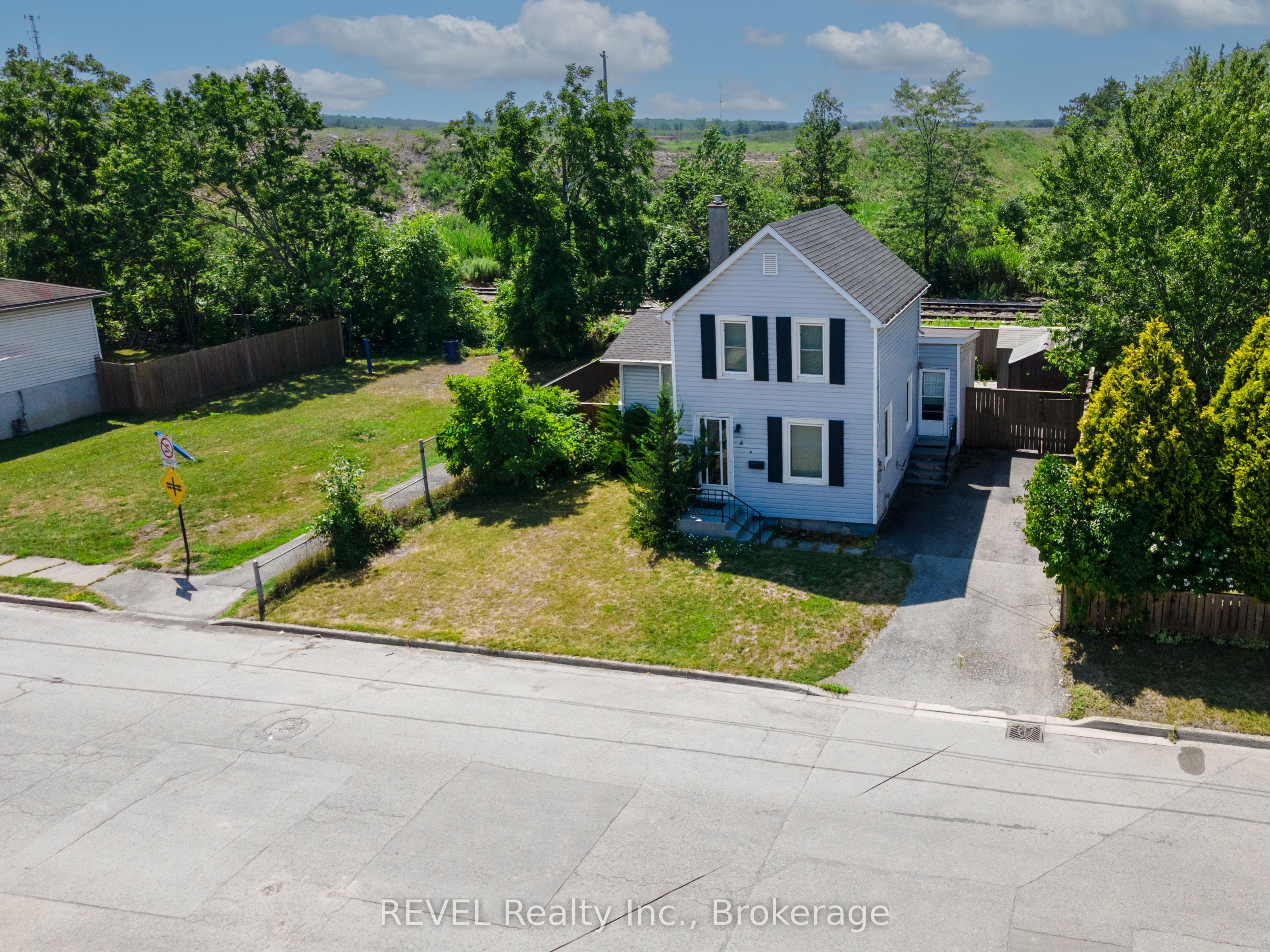 650 Deere Street Property Photo 3