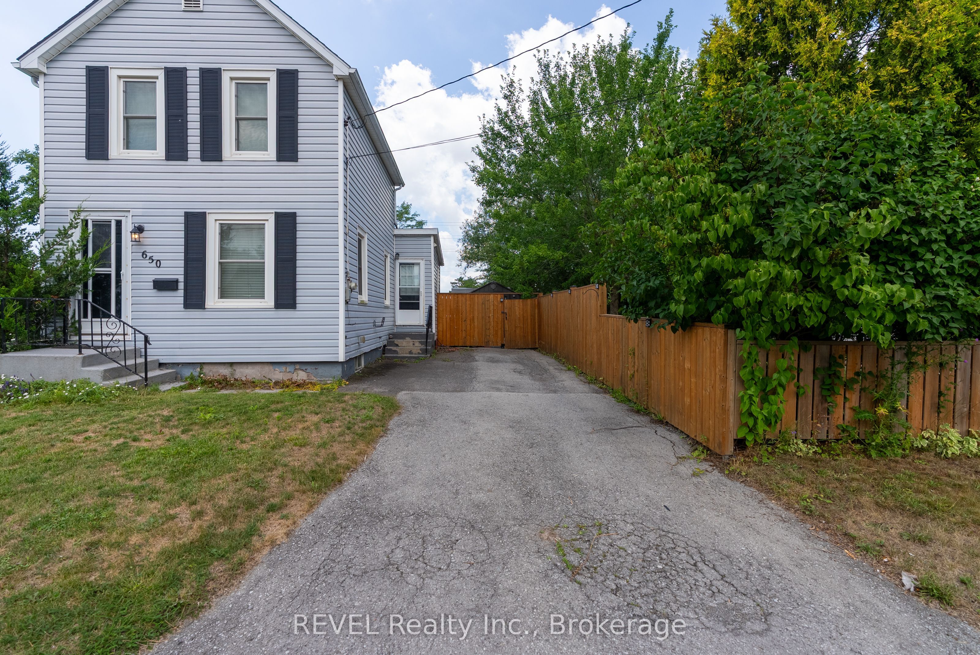 650 Deere Street Property Photo 4