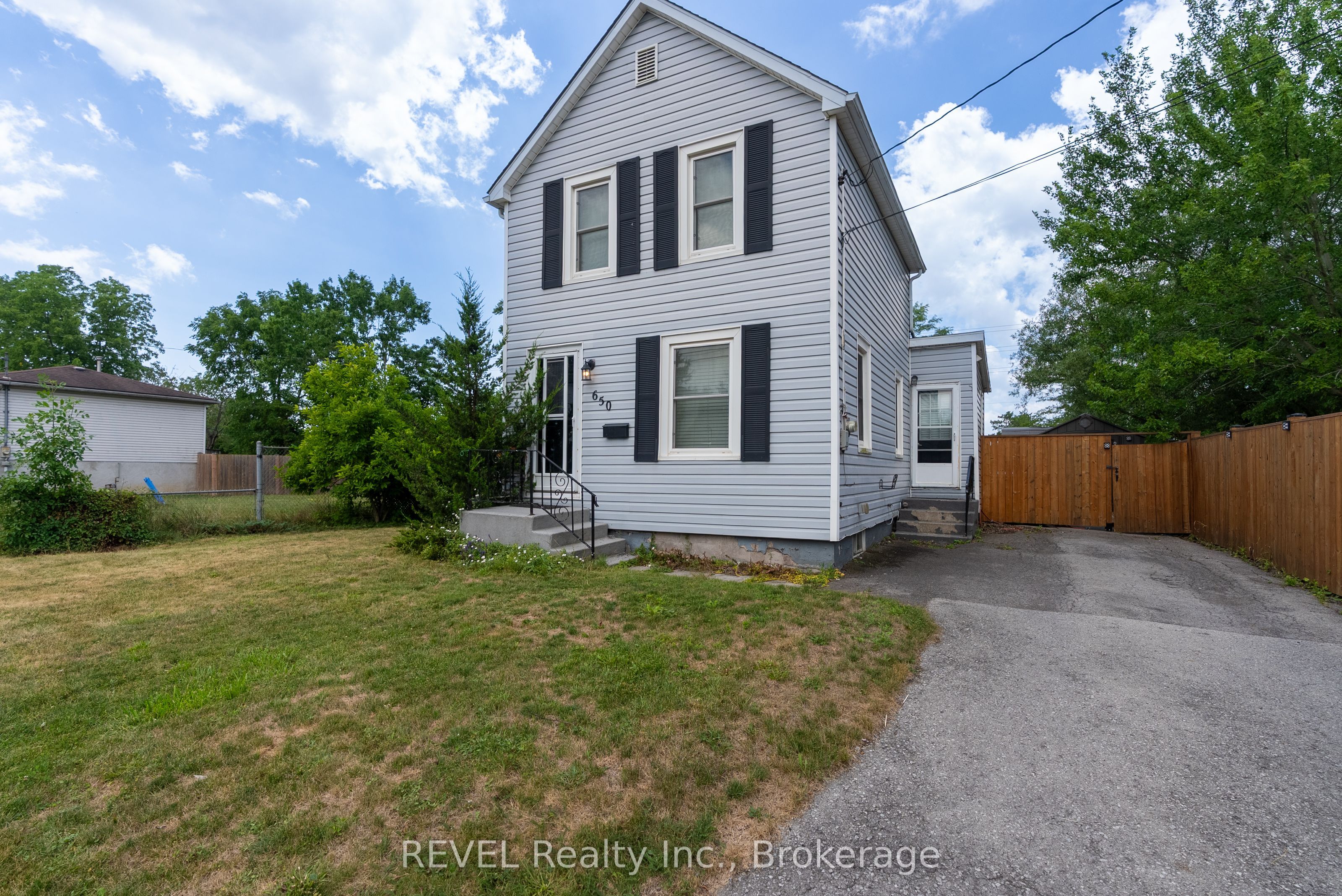 650 Deere Street Property Photo 5