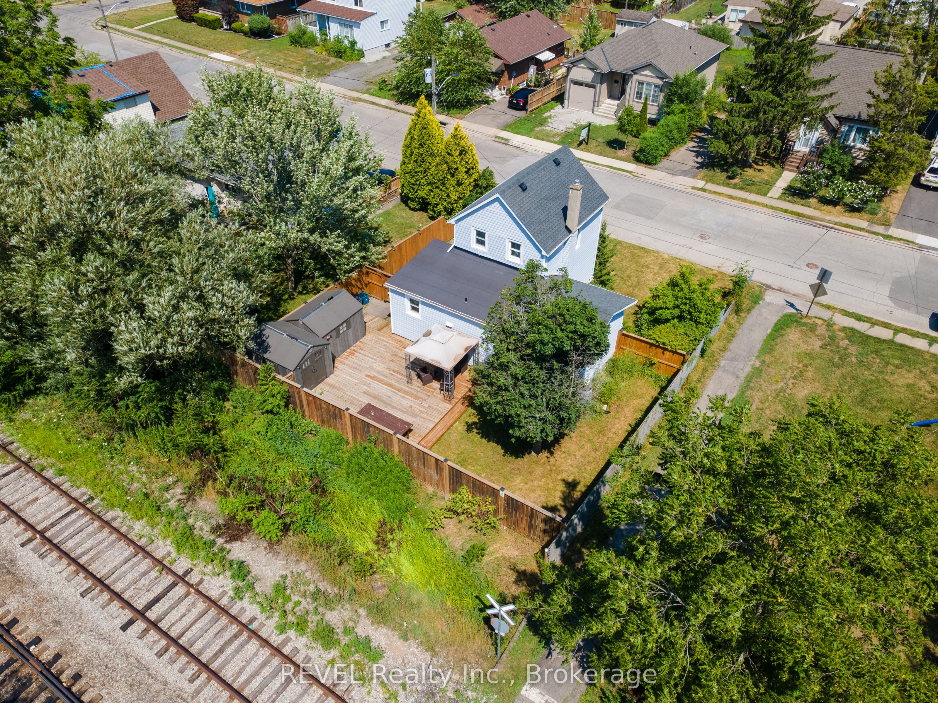 650 Deere Street Property Photo 6