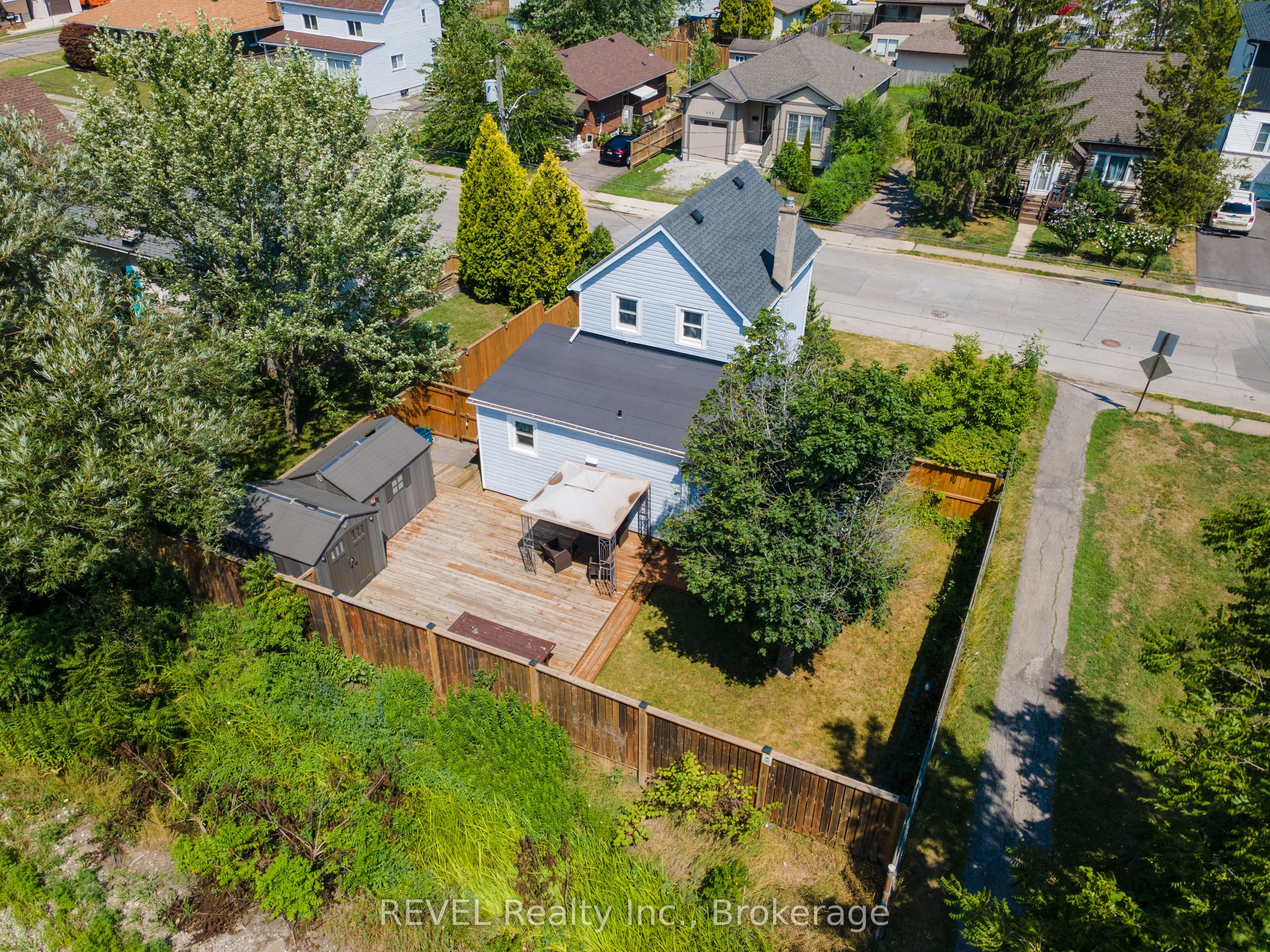 650 Deere Street Property Photo 7