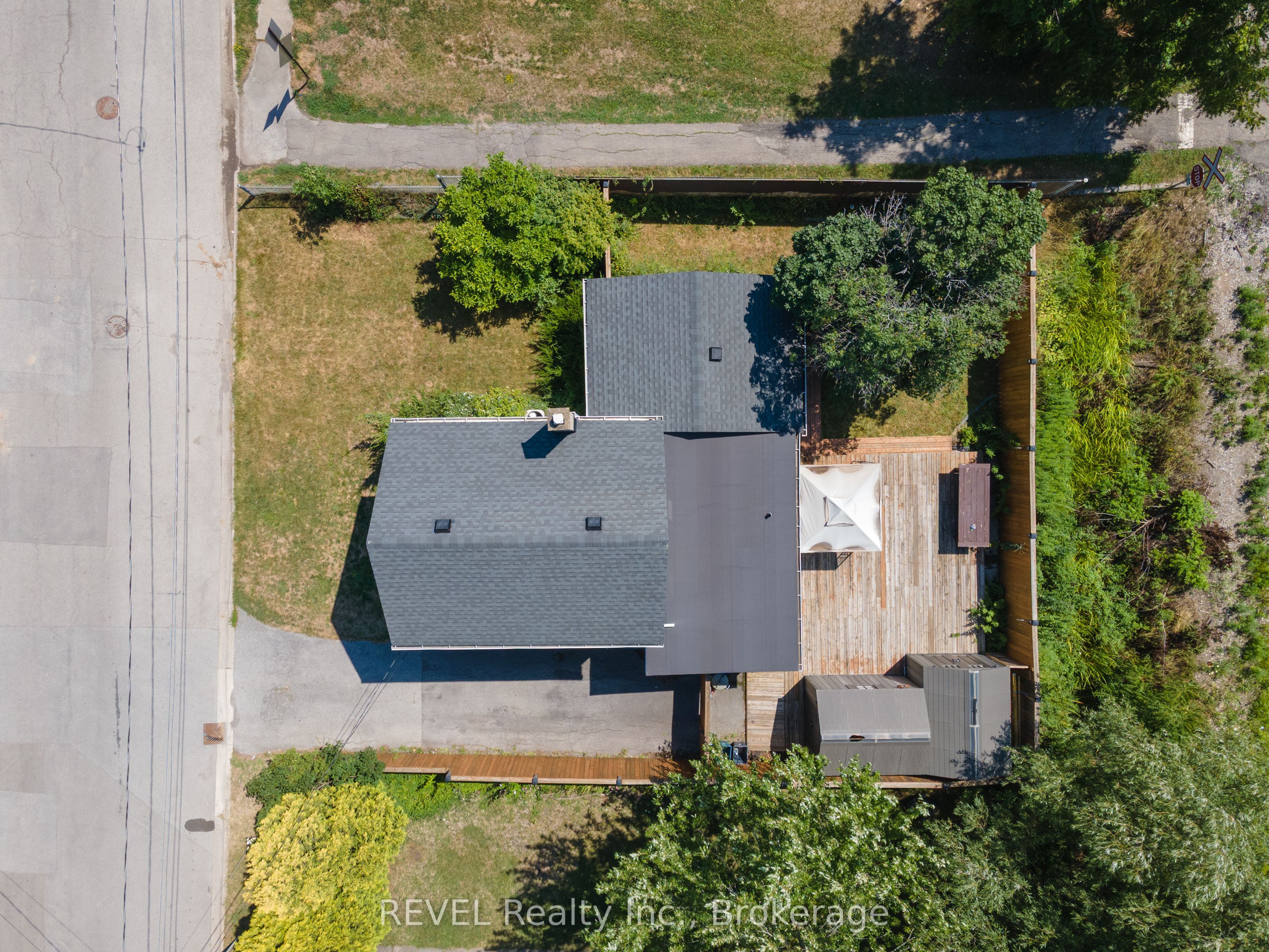 650 Deere Street Property Photo 9