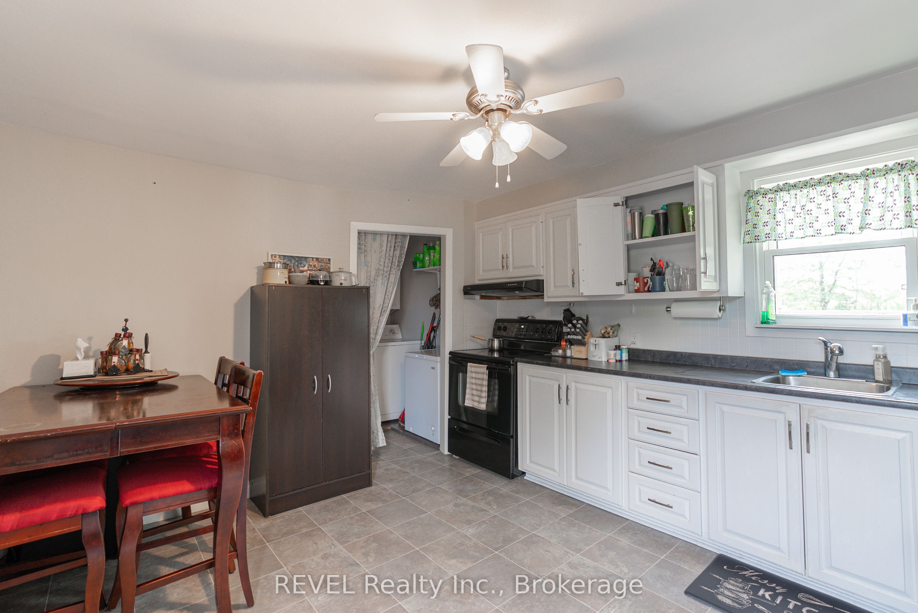 650 Deere Street Property Photo 15