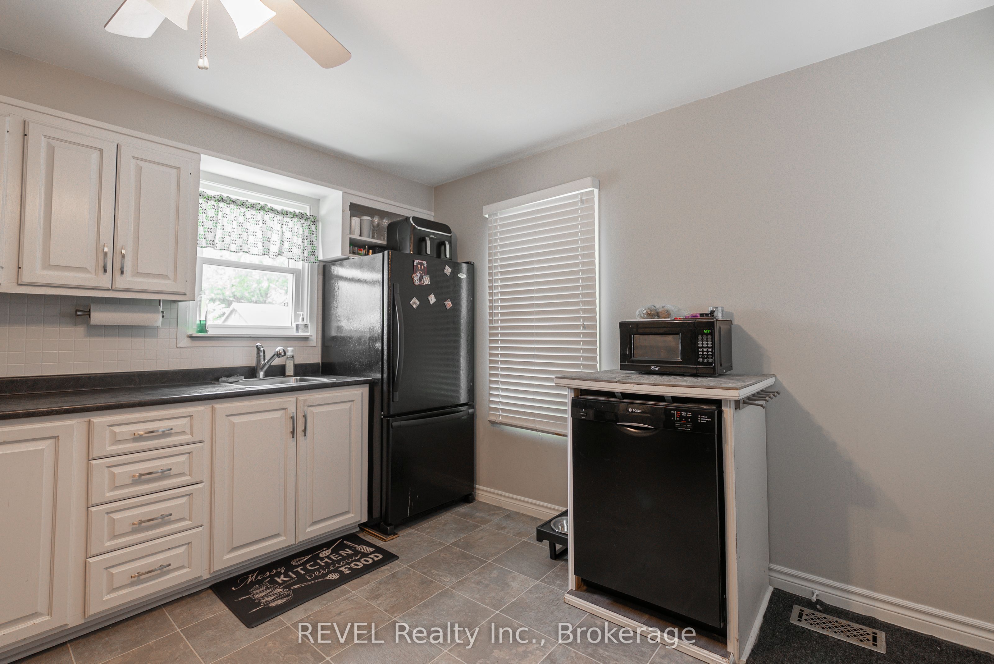 650 Deere Street Property Photo 18