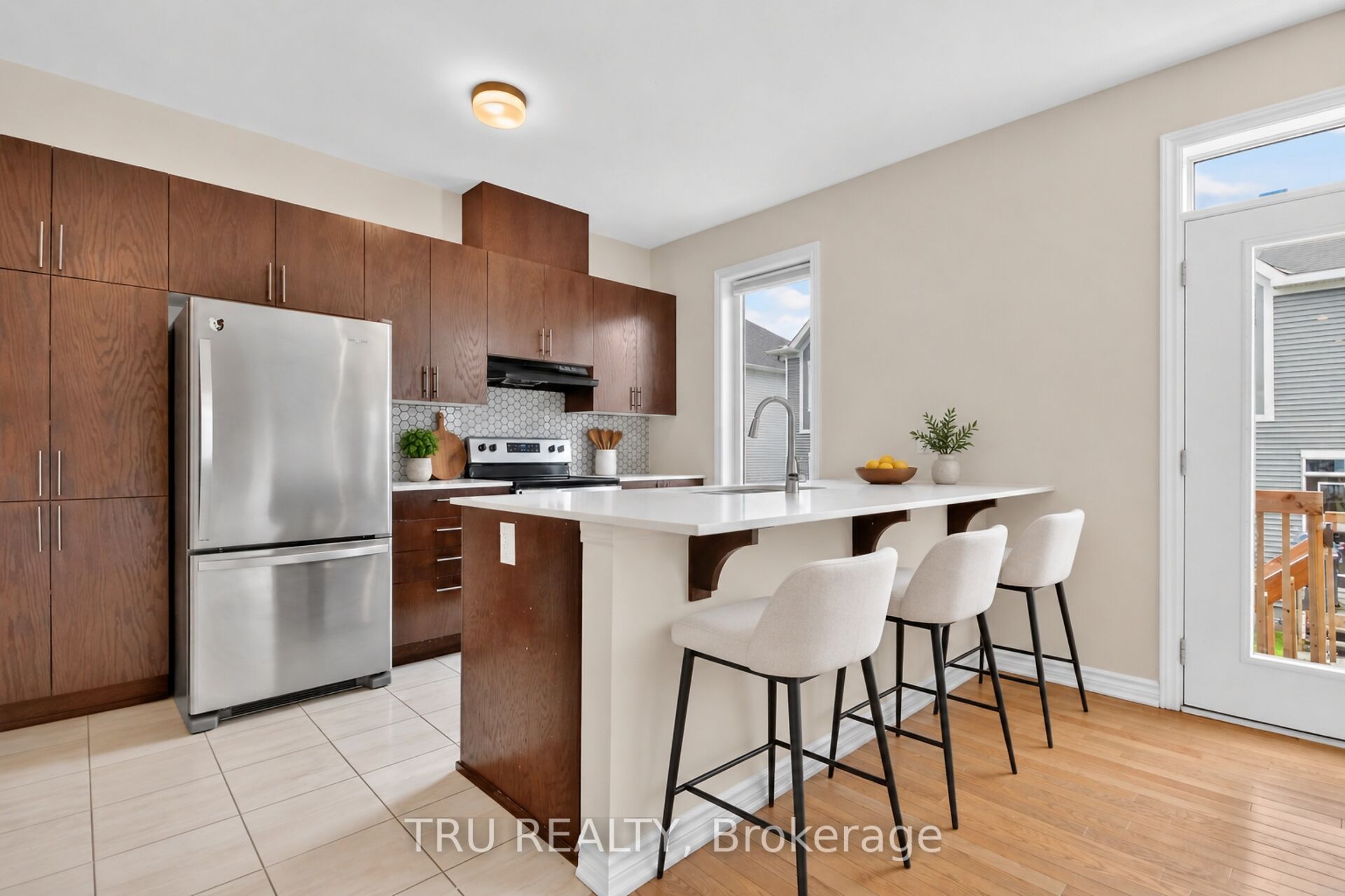 4126 Obsidian Street Property Photo 4
