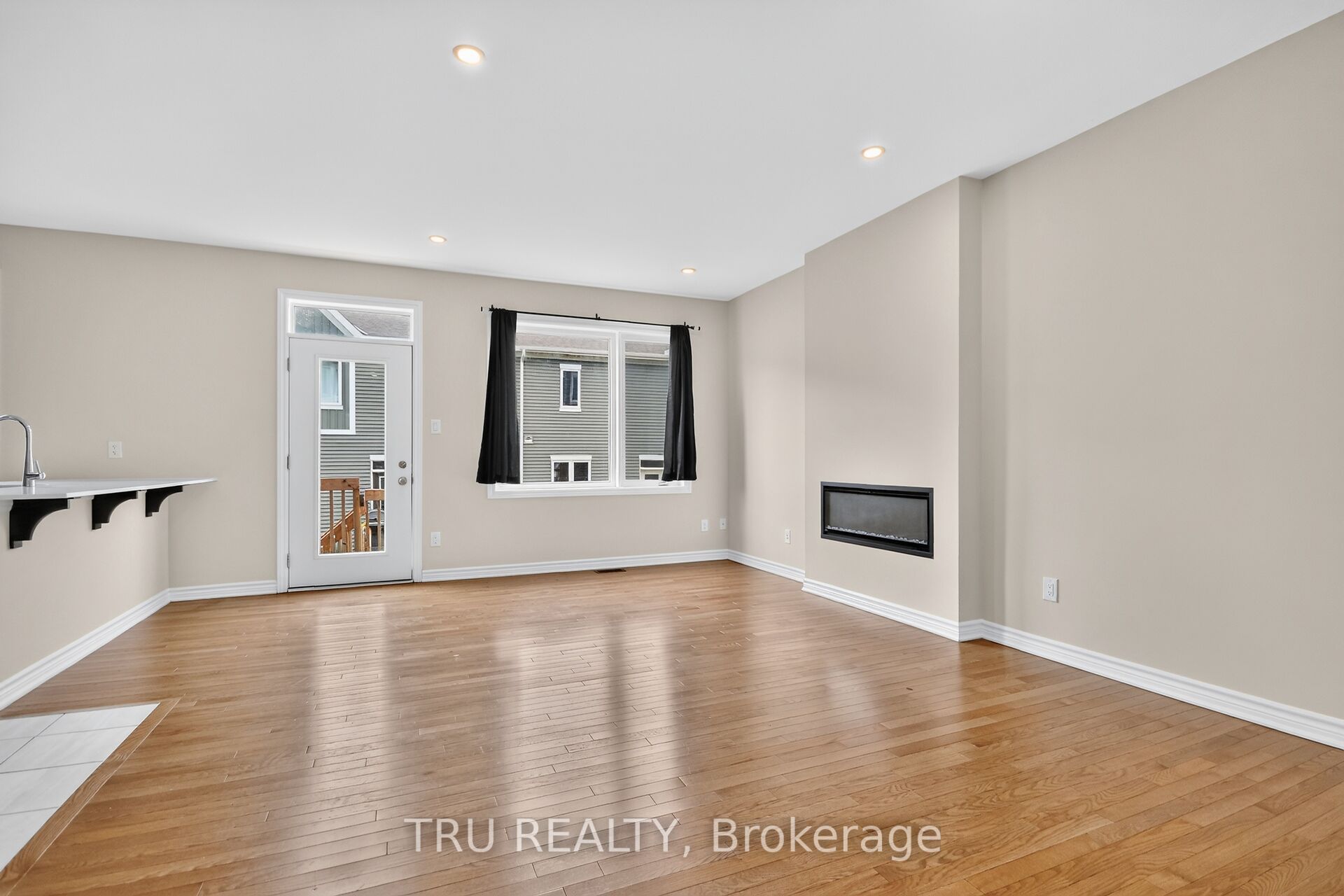4126 Obsidian Street Property Photo 10