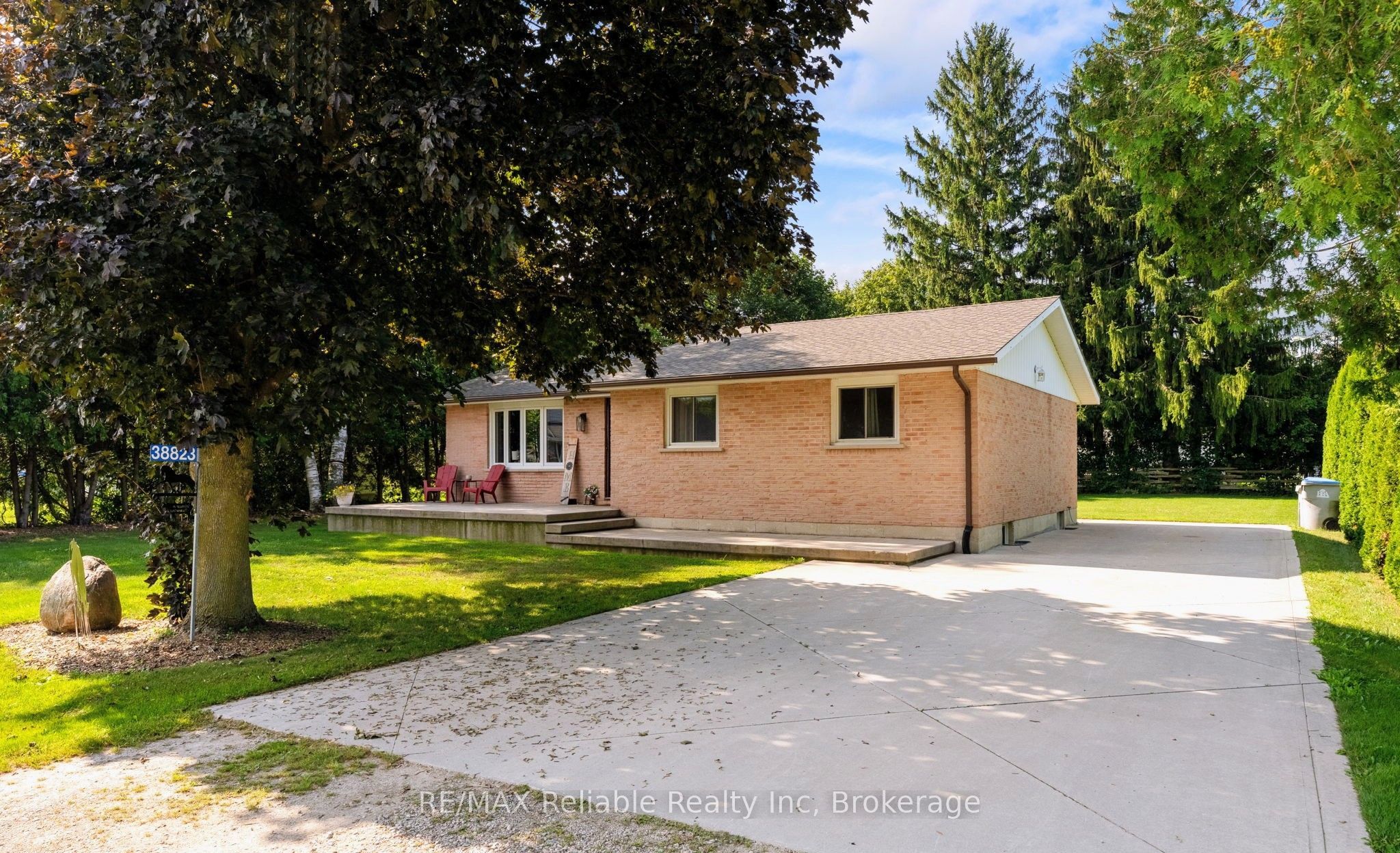 38823 Vienna Street Property Photo 2