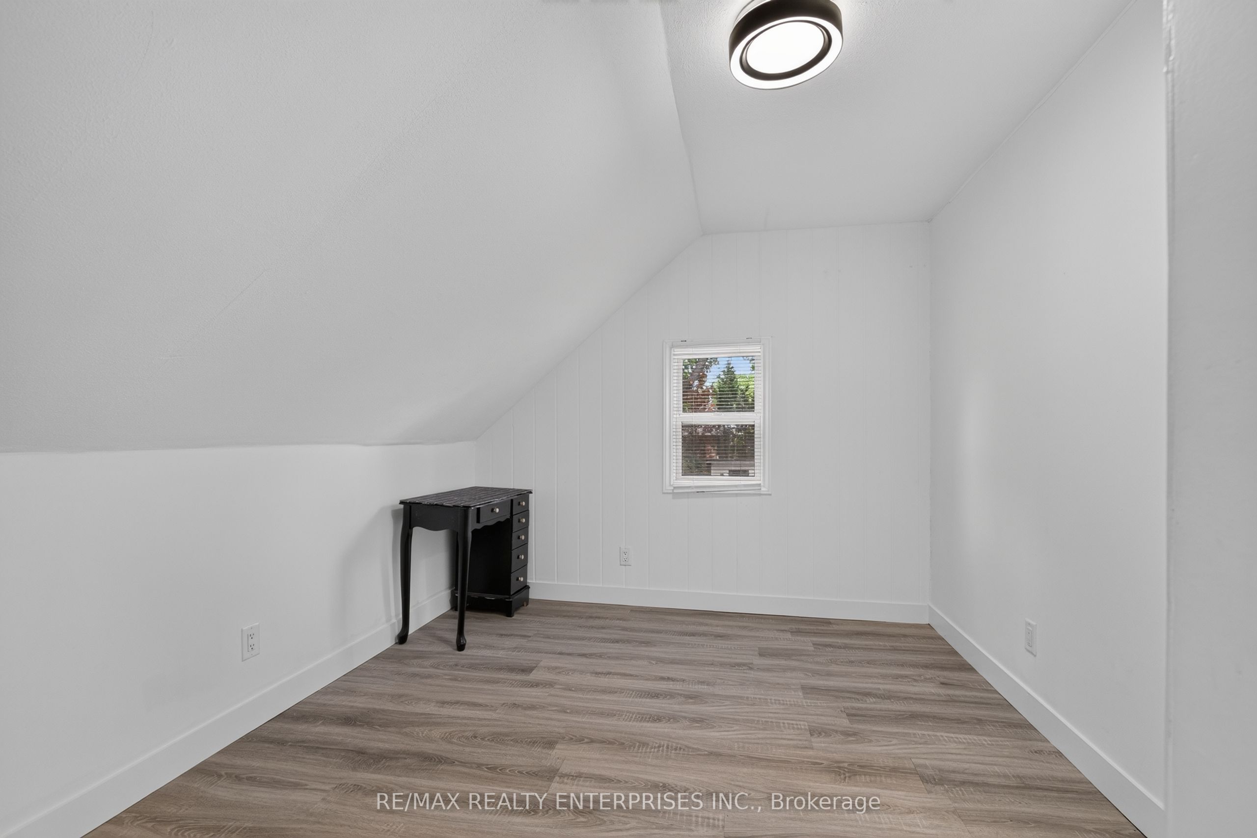 446 Cambridge Road W Property Photo 26
