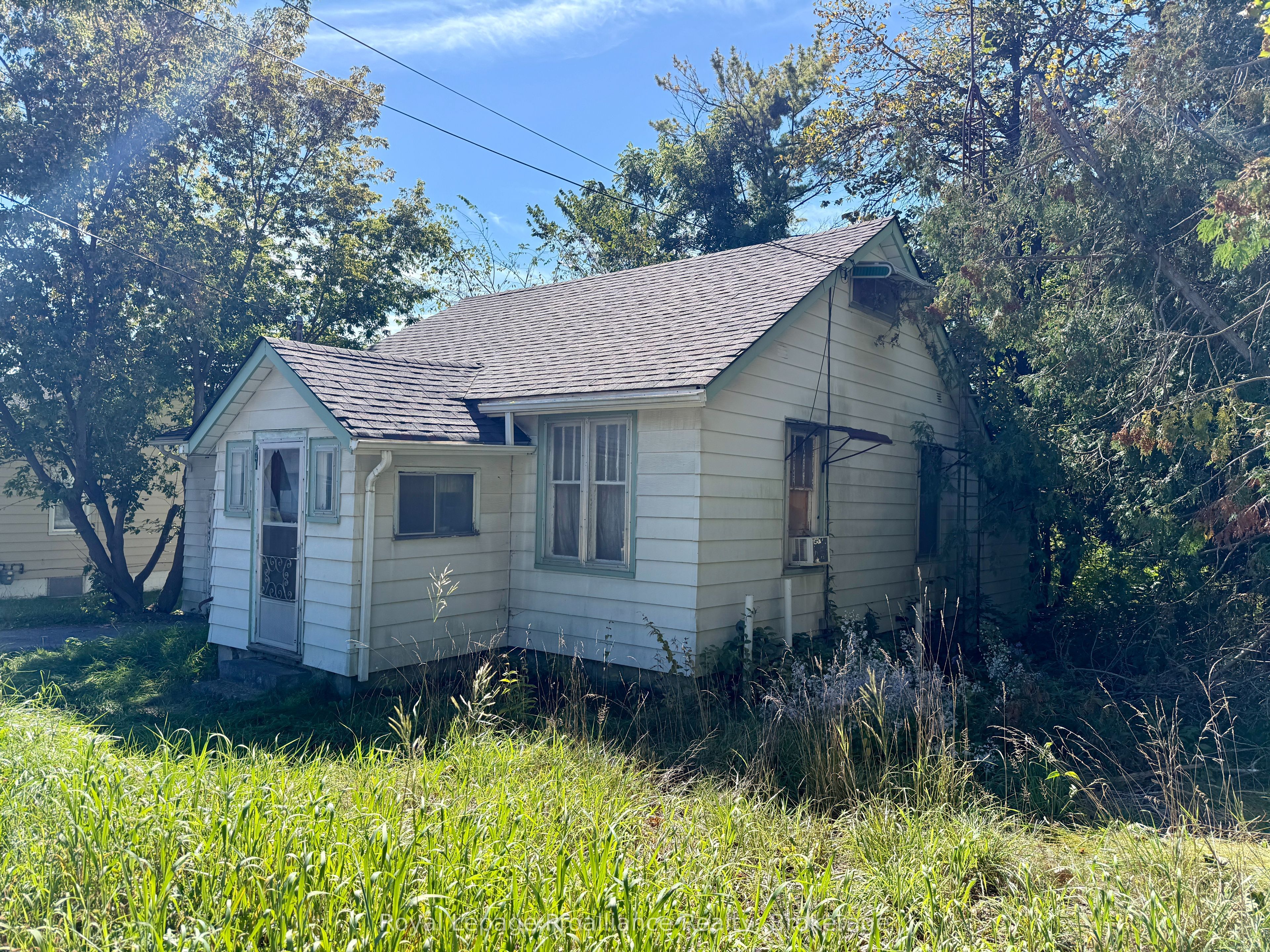 241 Bridge Street W Property Photo 3