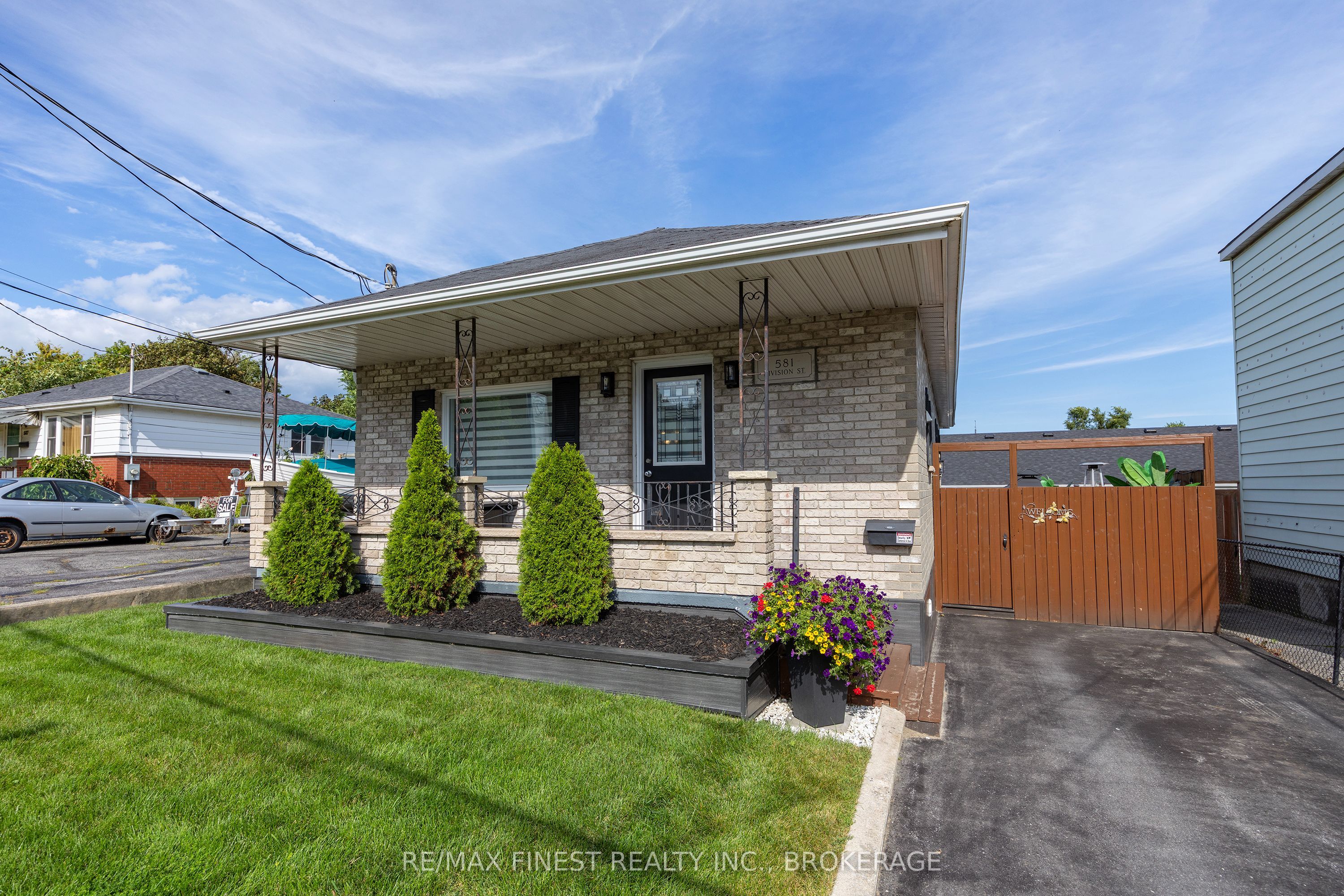 581 Division Street Property Photo 2
