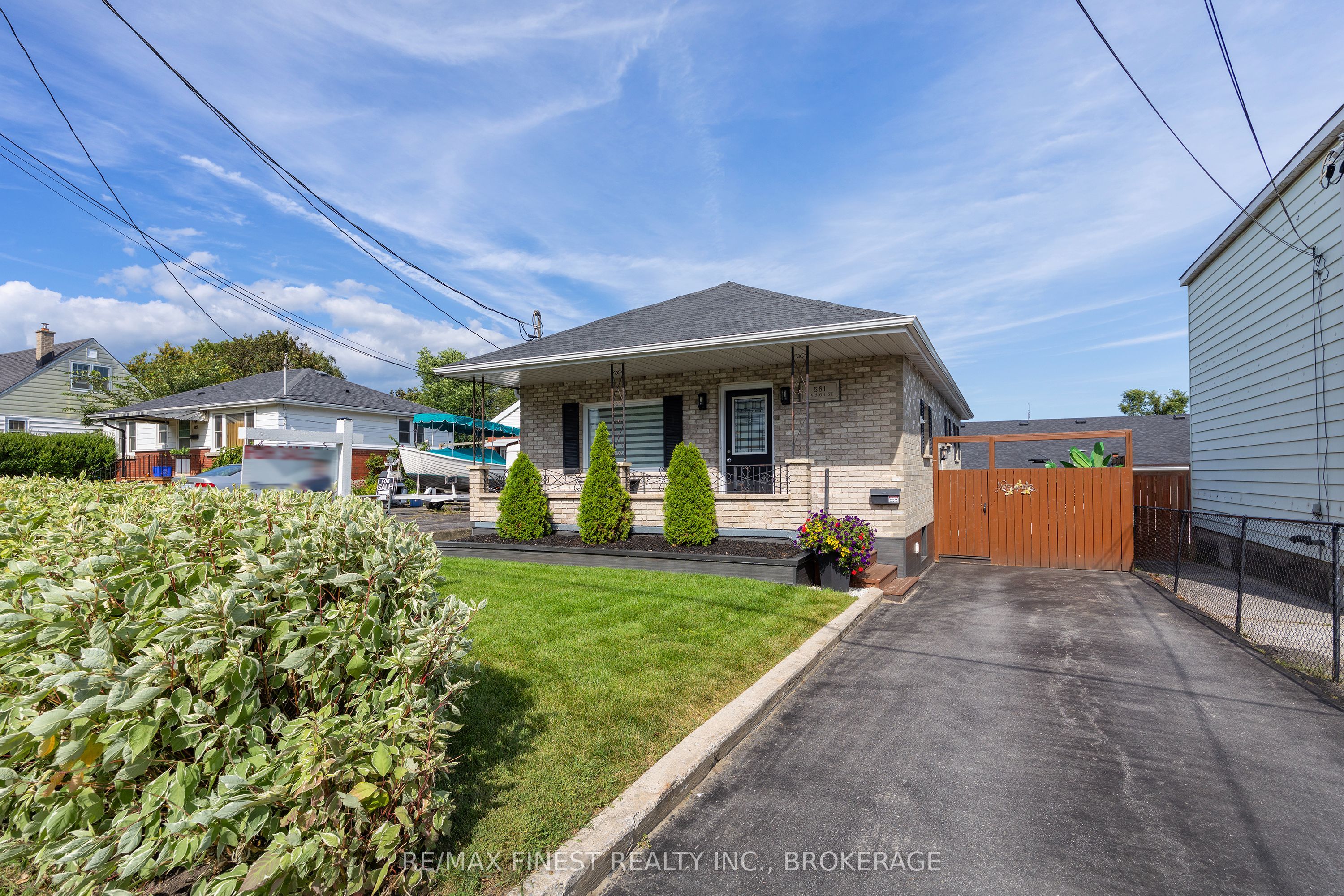 581 Division Street Property Photo 3
