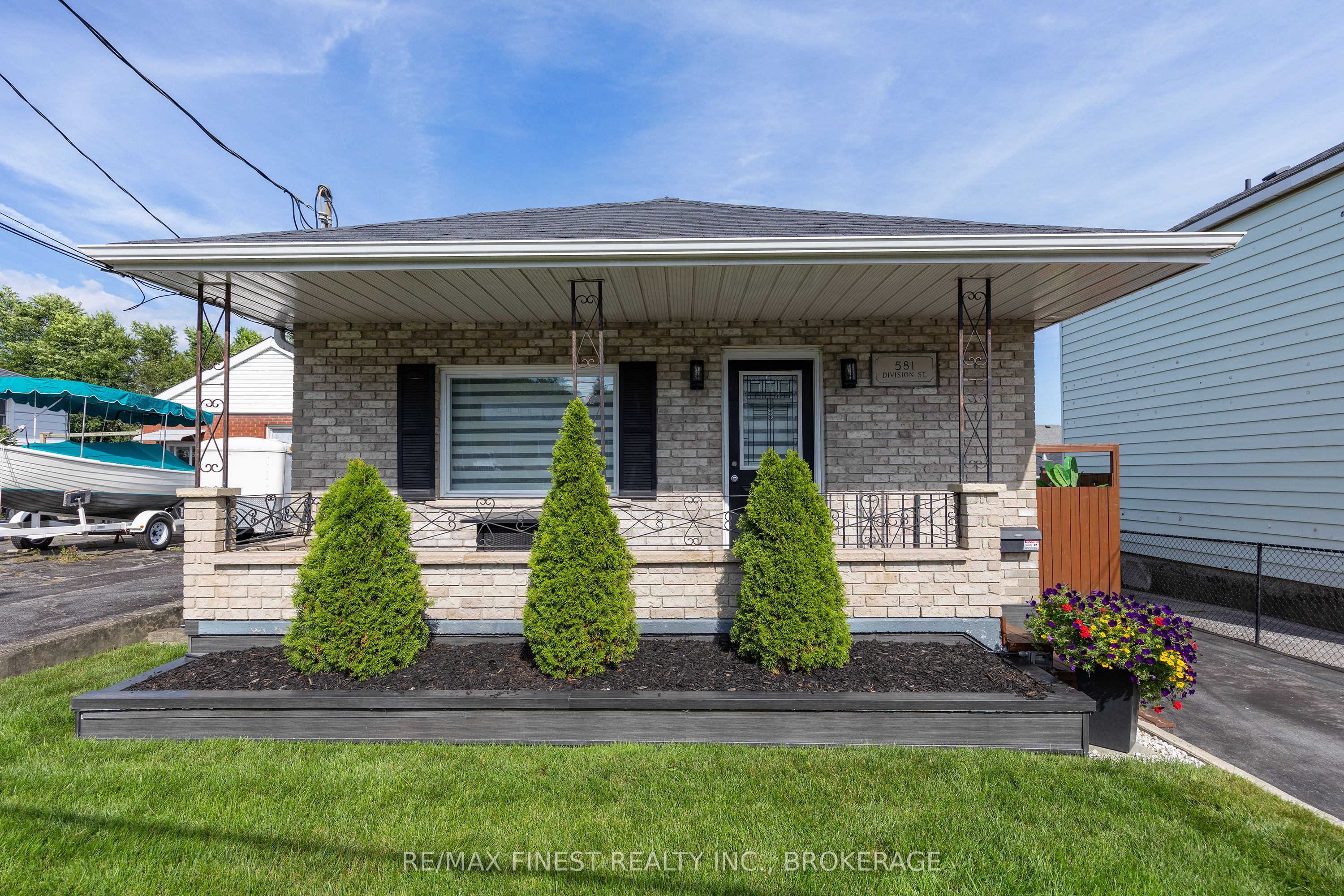 581 Division Street Property Photo 4