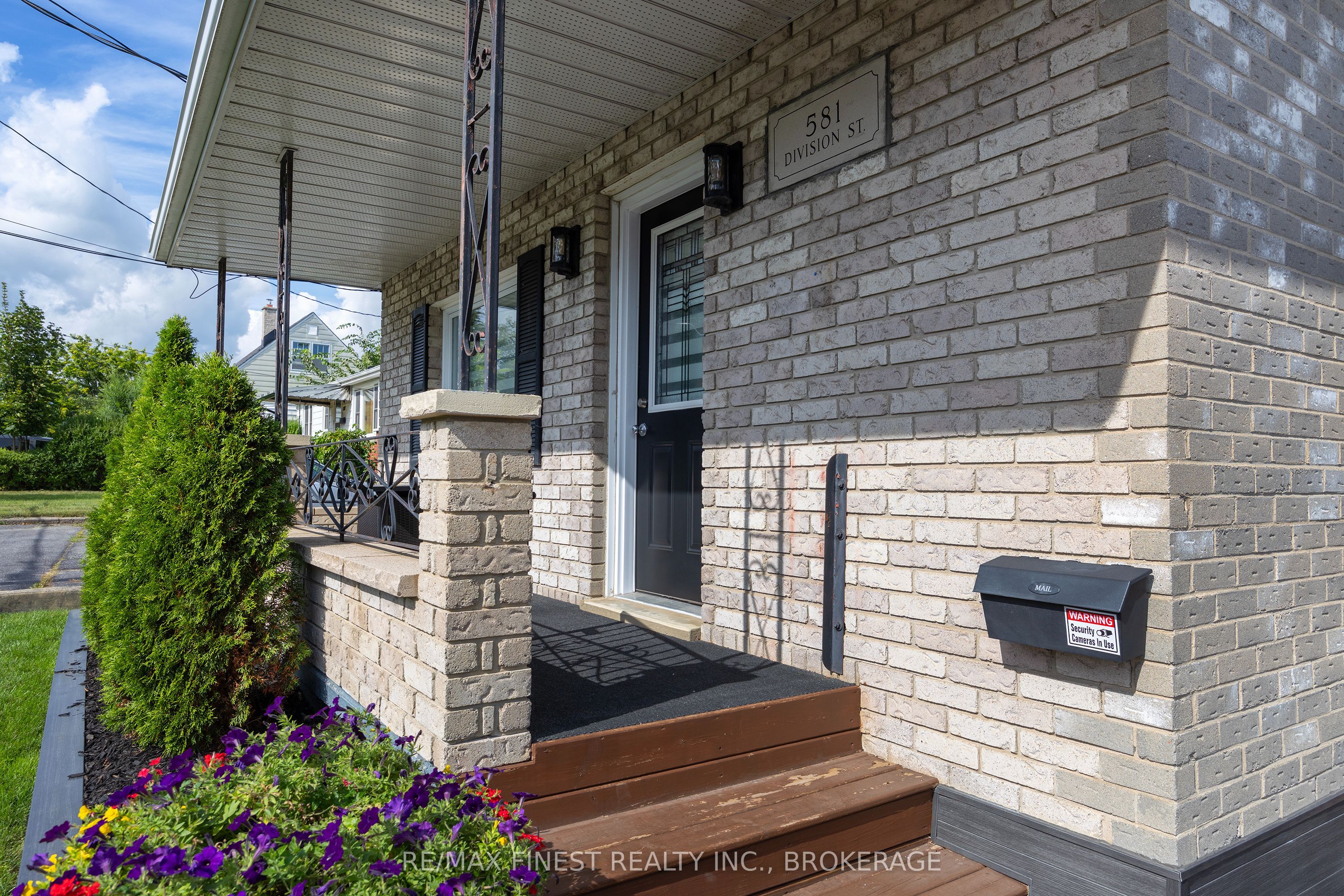 581 Division Street Property Photo 5