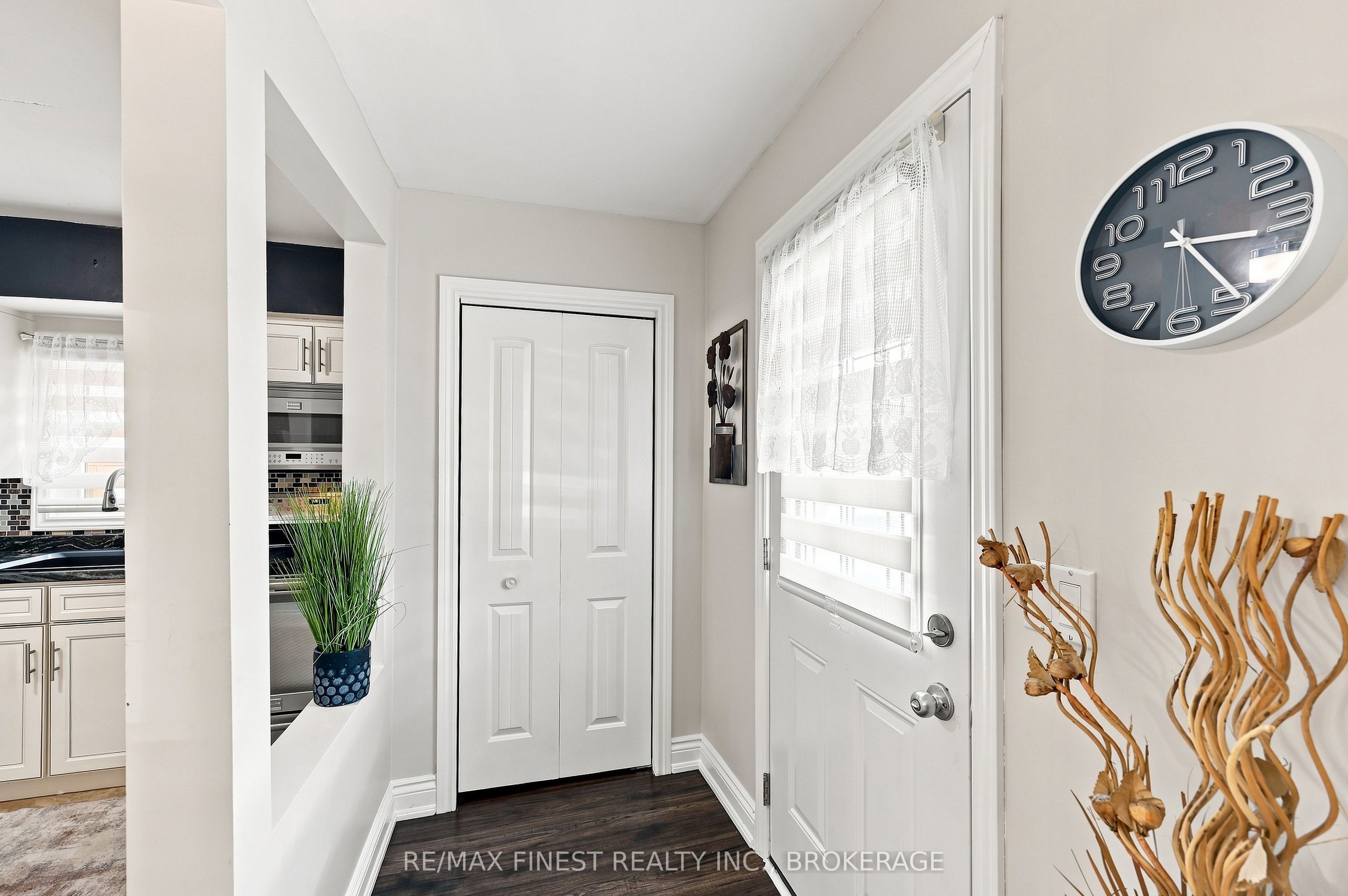 581 Division Street Property Photo 6