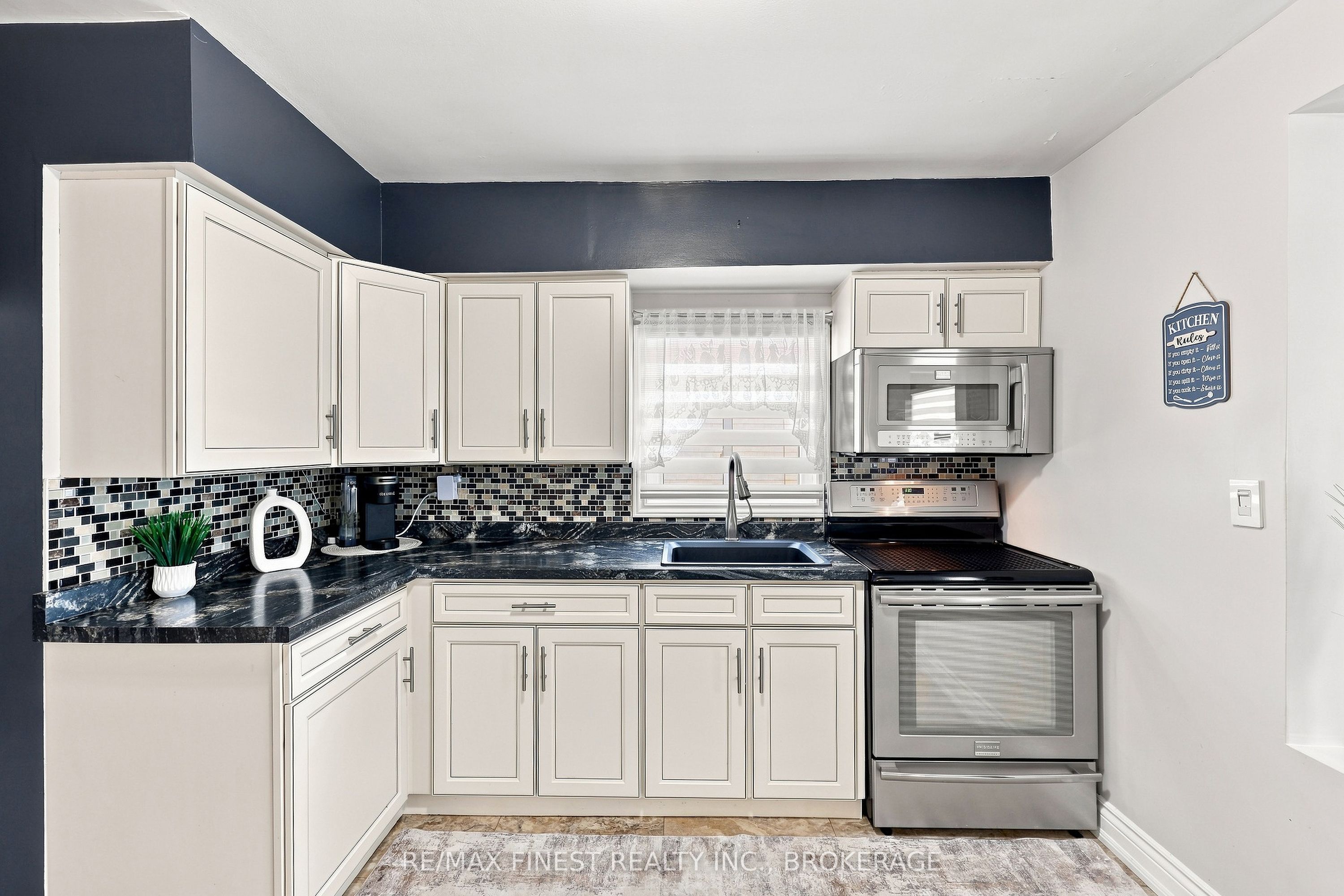 581 Division Street Property Photo 8