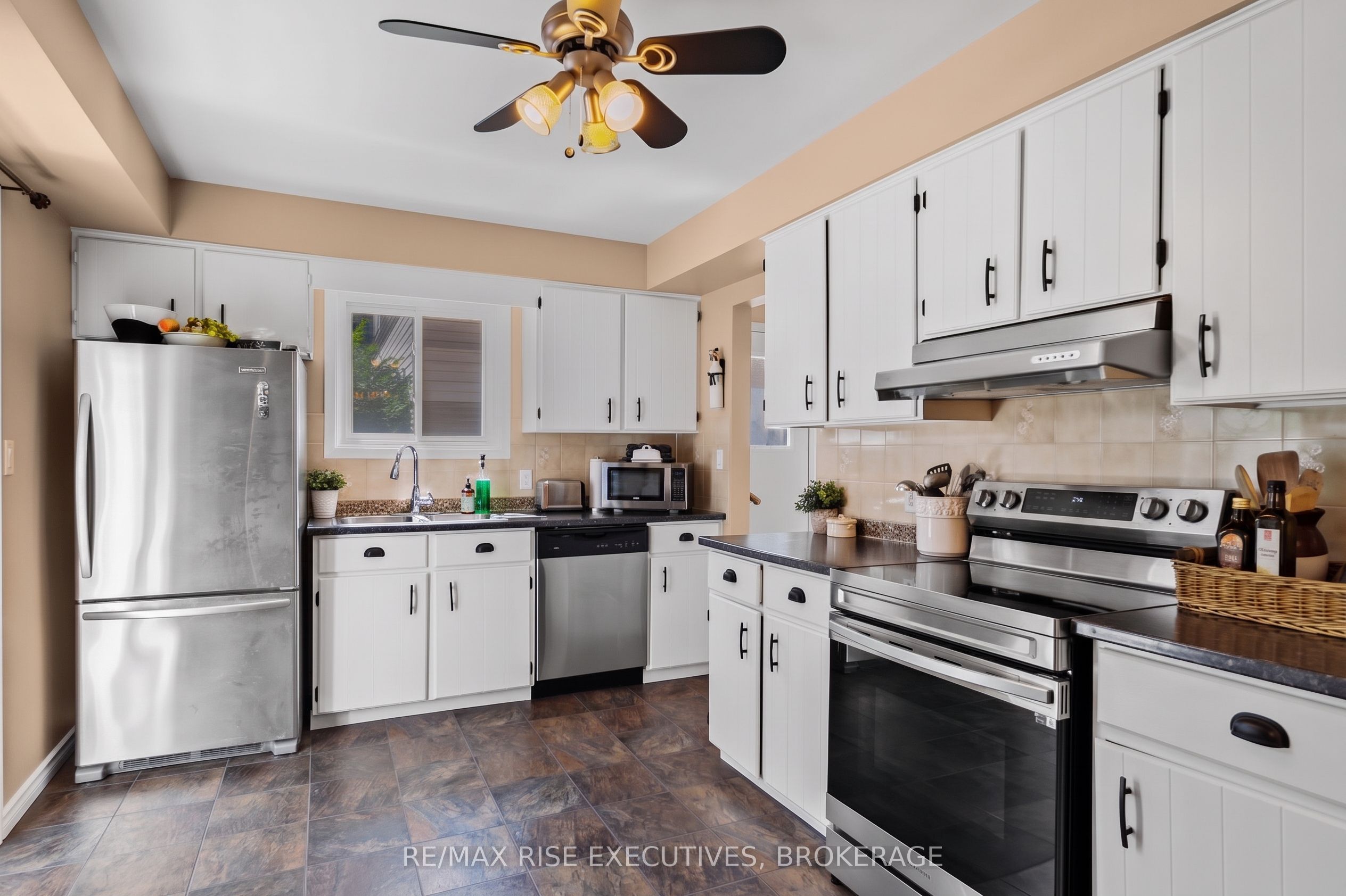 149 Grenadier Drive Property Photo 14