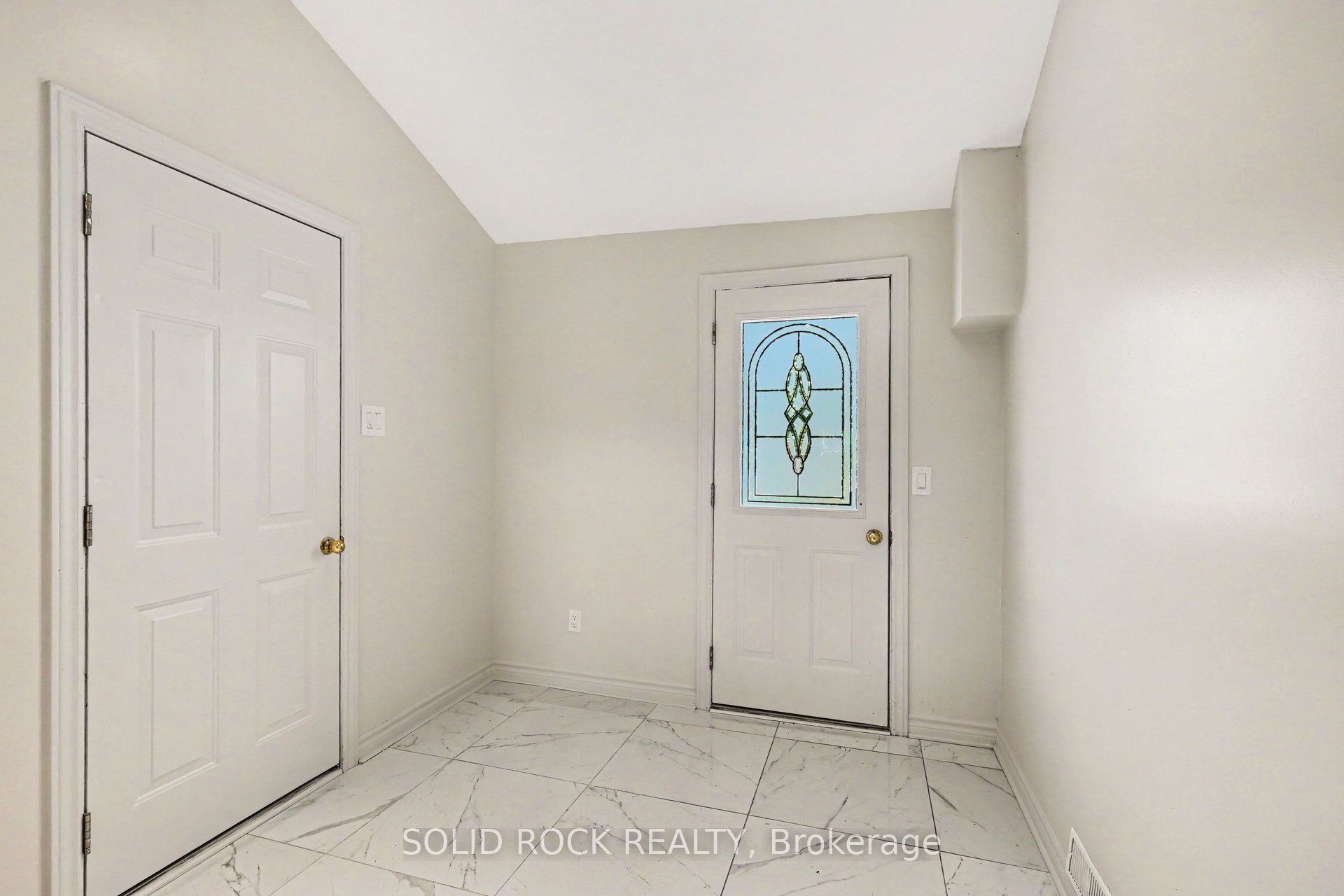 236 Campbell Drive N Property Photo 5