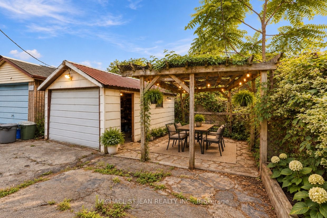 463 Wellington Street N Property Photo 13