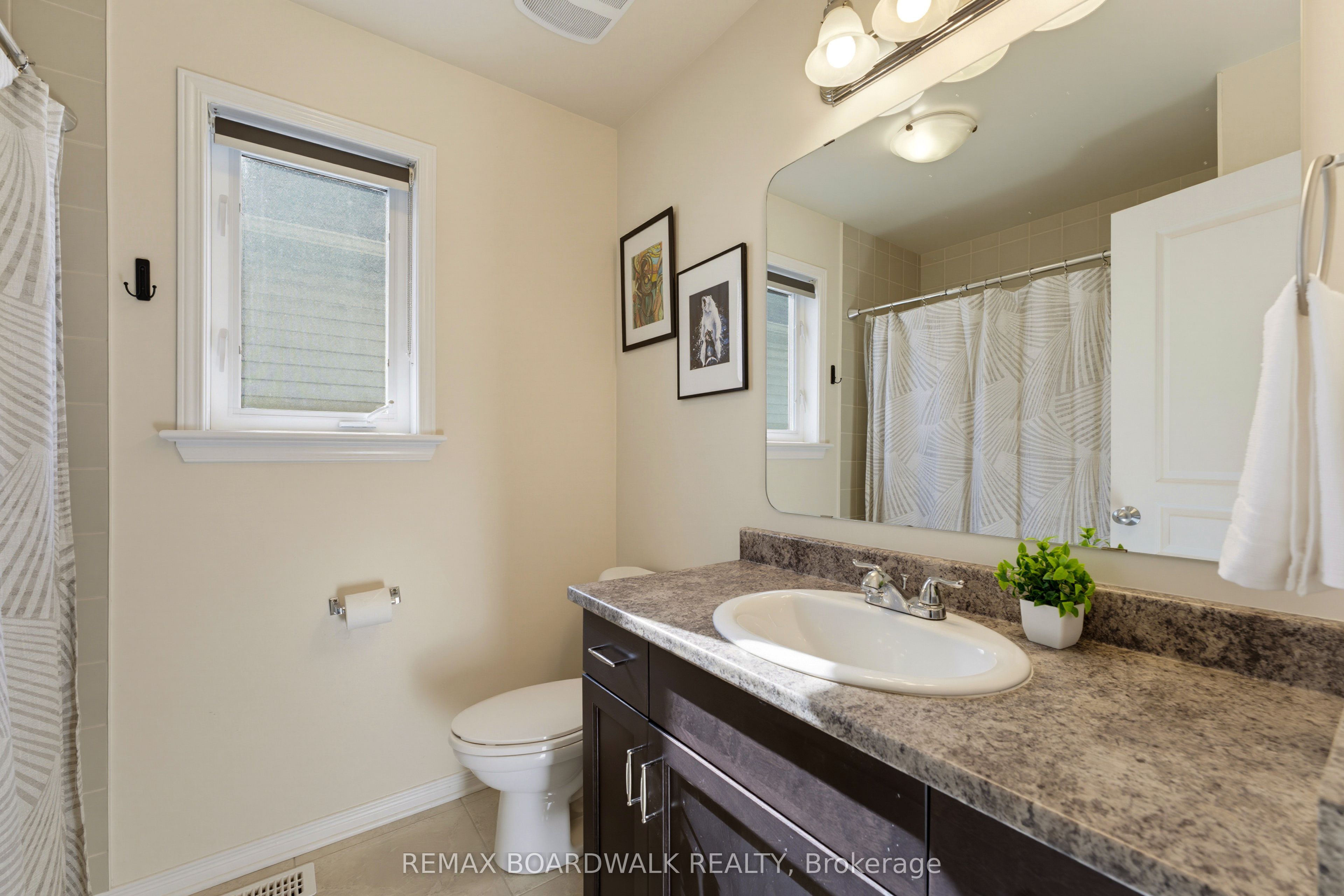 210 Broxburn Crescent Property Photo 34