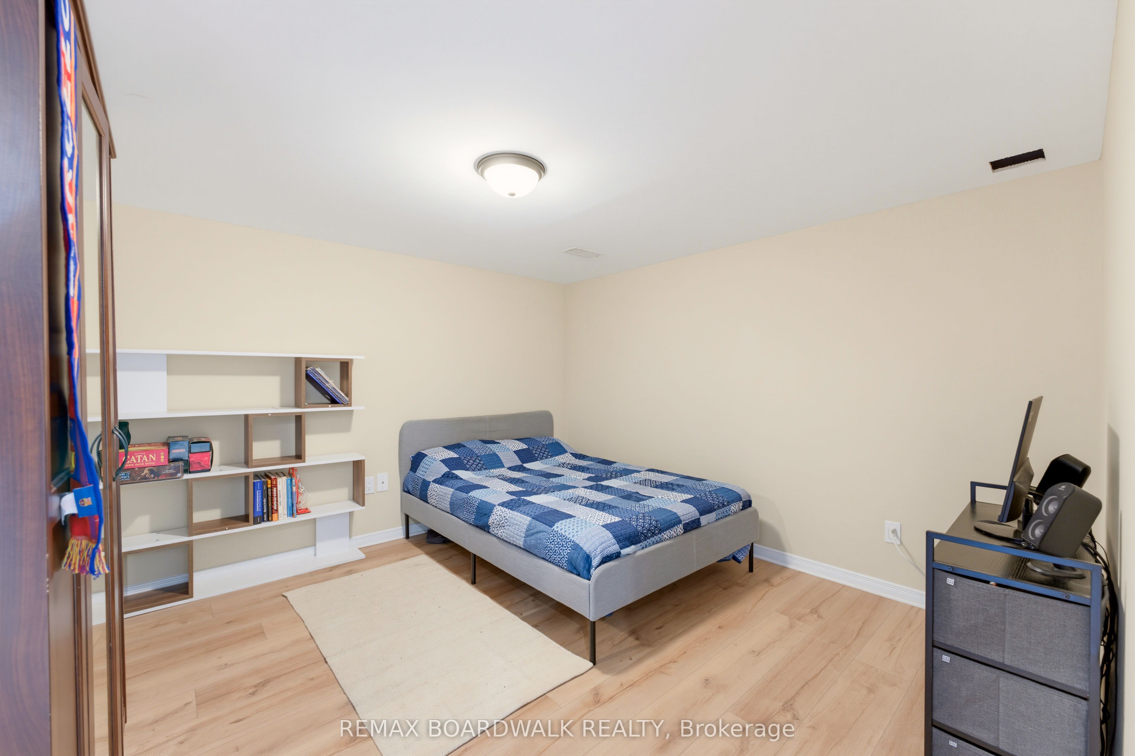 210 Broxburn Crescent Property Photo 38