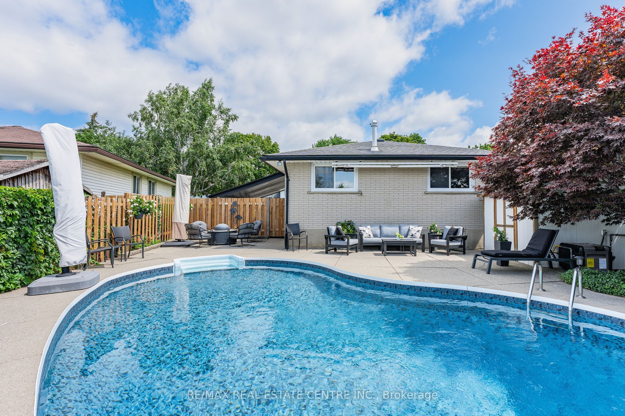107 Laurentian Drive Property Photo 2